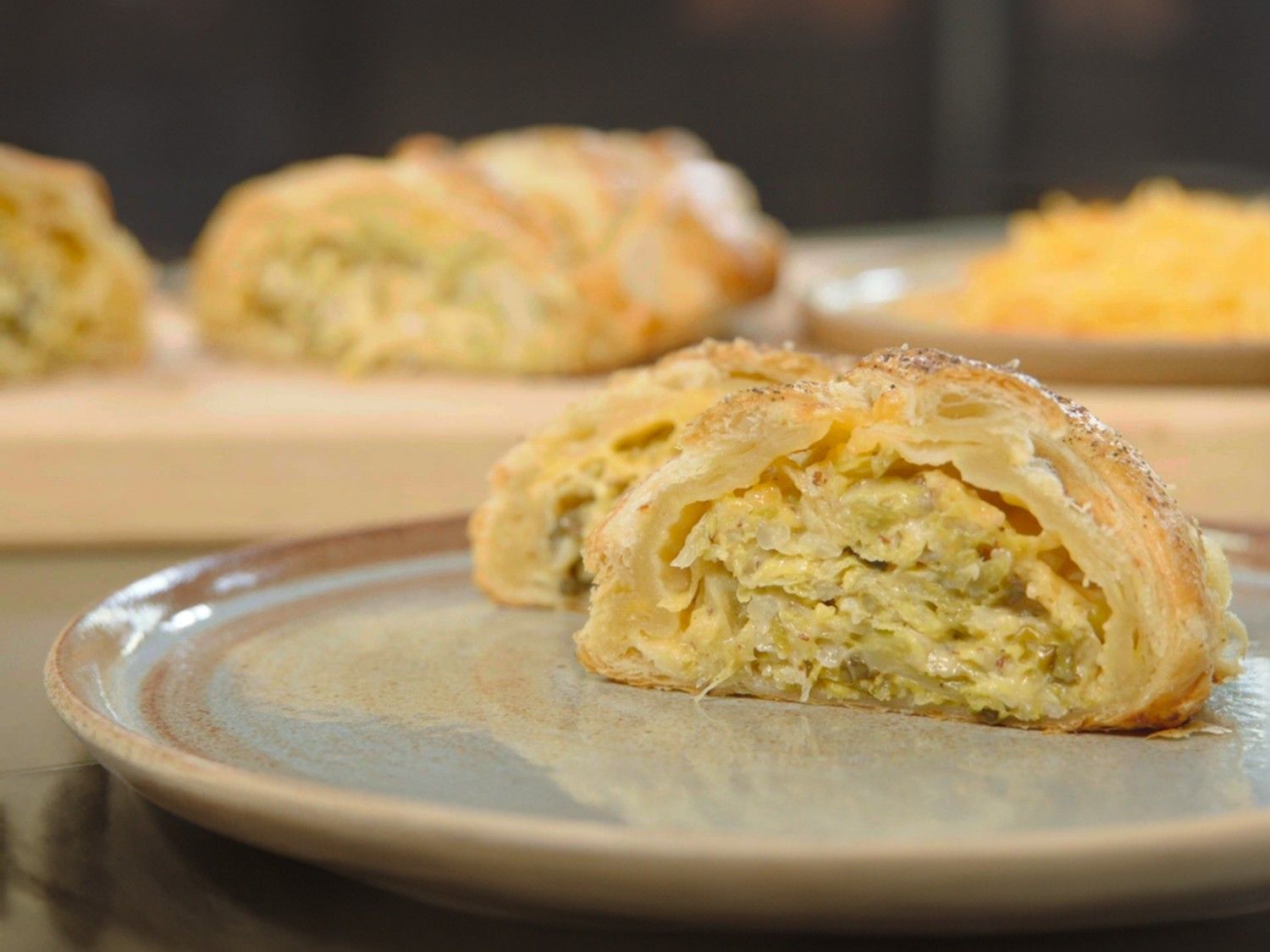 Strudel van groene kool met kortrijkse brokkelkaas en graanmosterd