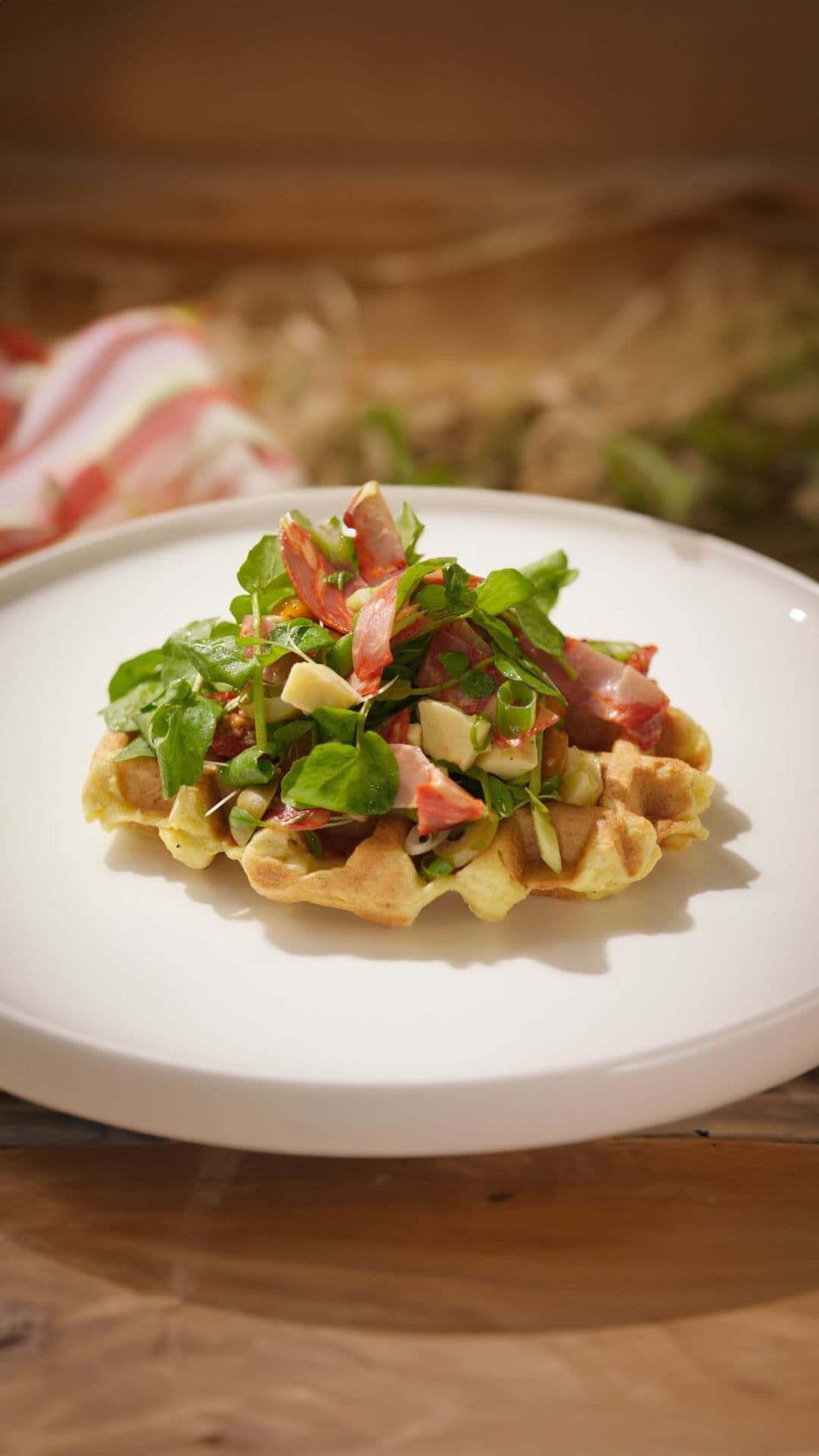 Aardappelwafel met chorizosalade en cheddar