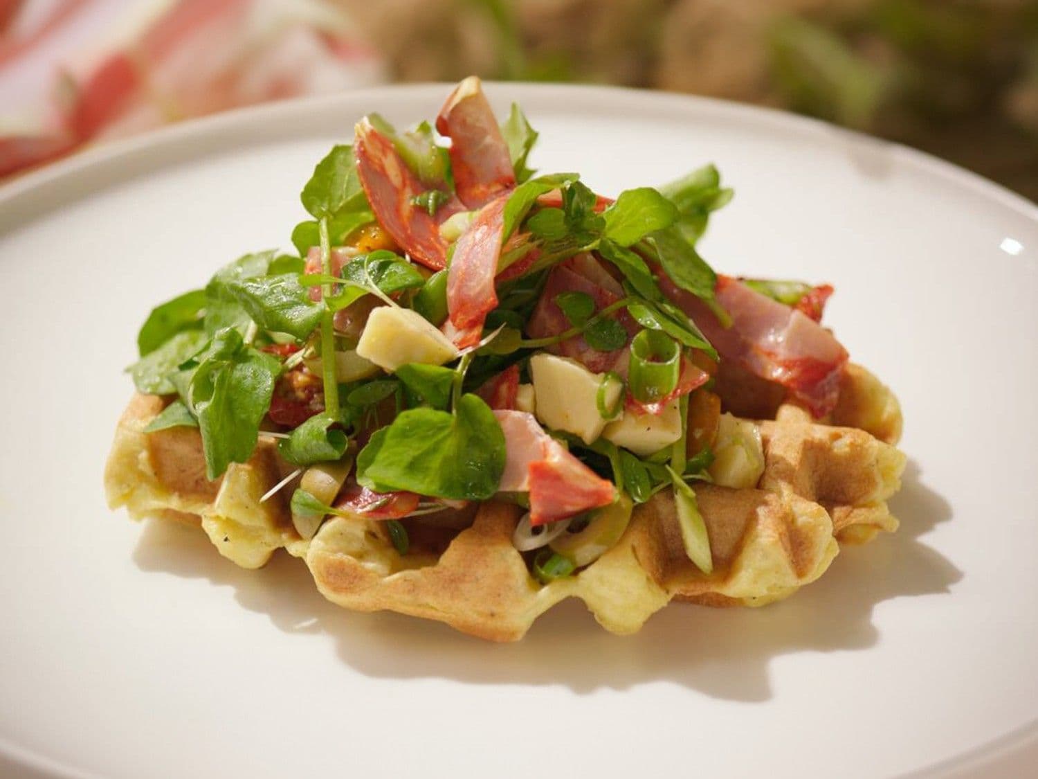Aardappelwafel met chorizosalade en cheddar