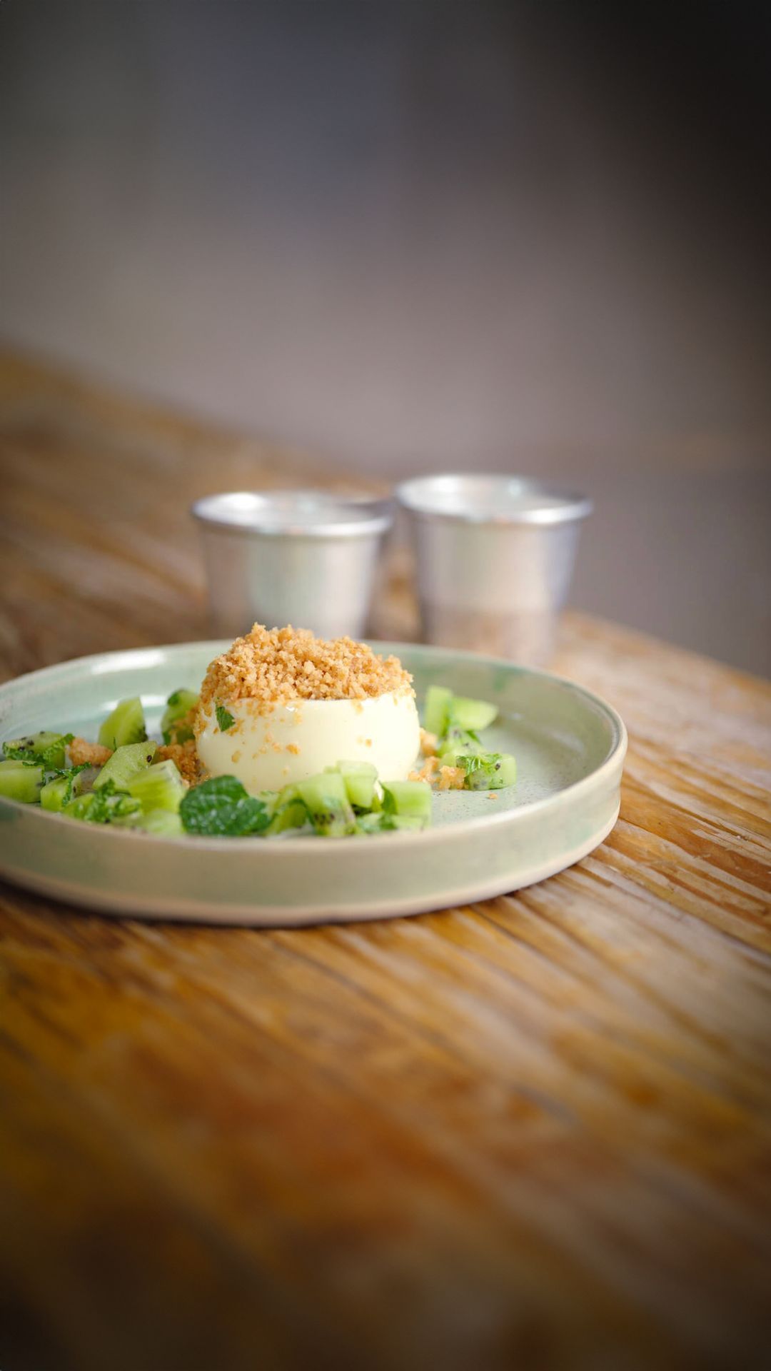 Panna cotta met tartaar van kiwi en kokoscrumble