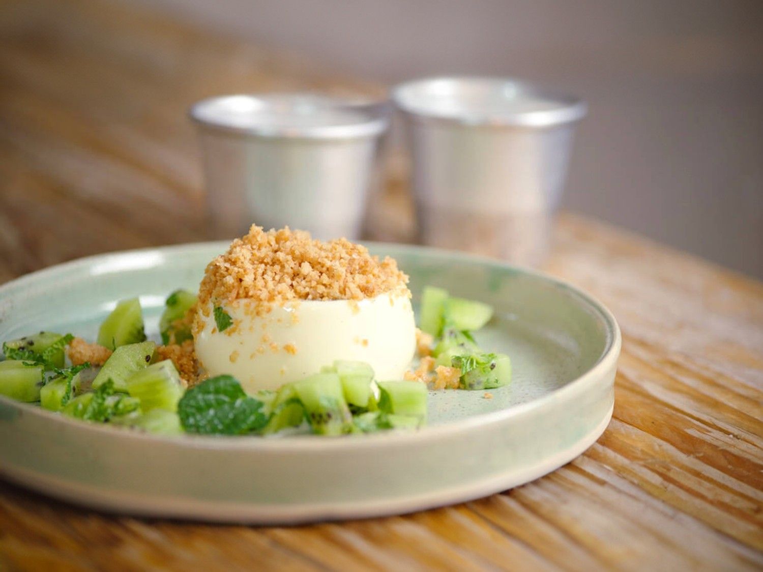Panna cotta met tartaar van kiwi en kokoscrumble