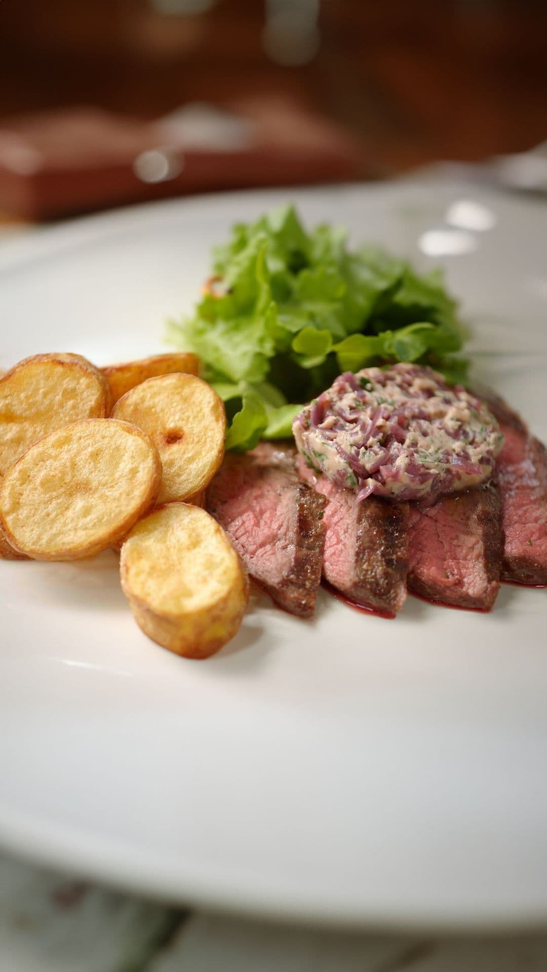 Bavette met rode wijnboter en gebakken aardappelschijfjes