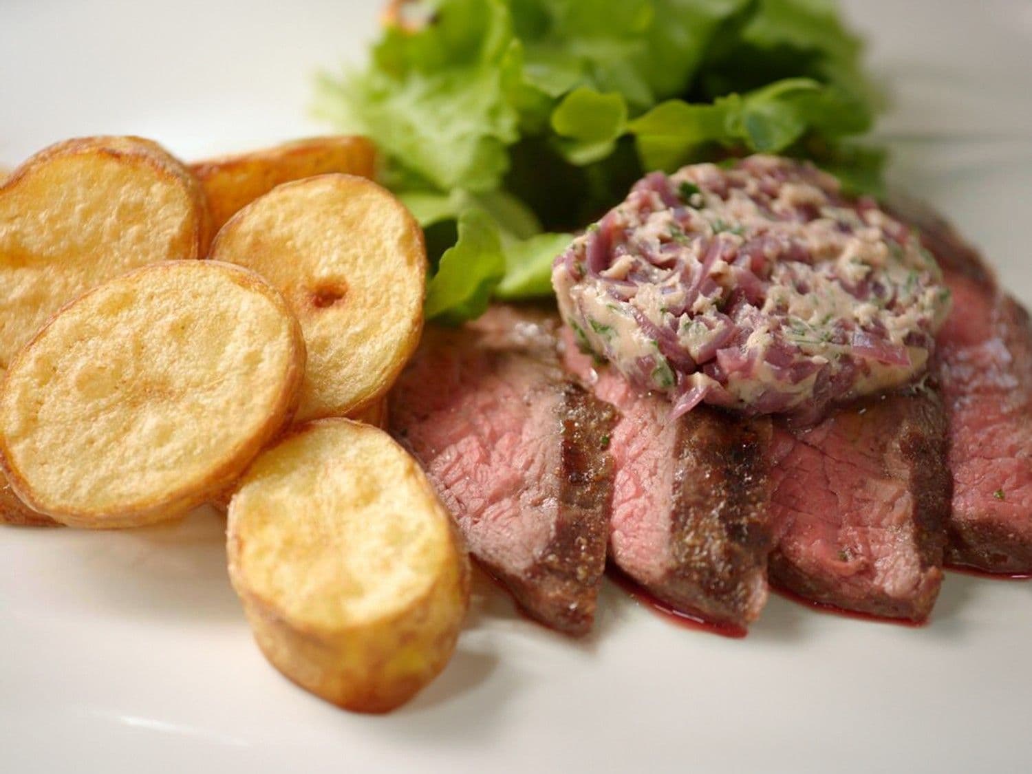 Bavette met rode wijnboter en gebakken aardappelschijfjes