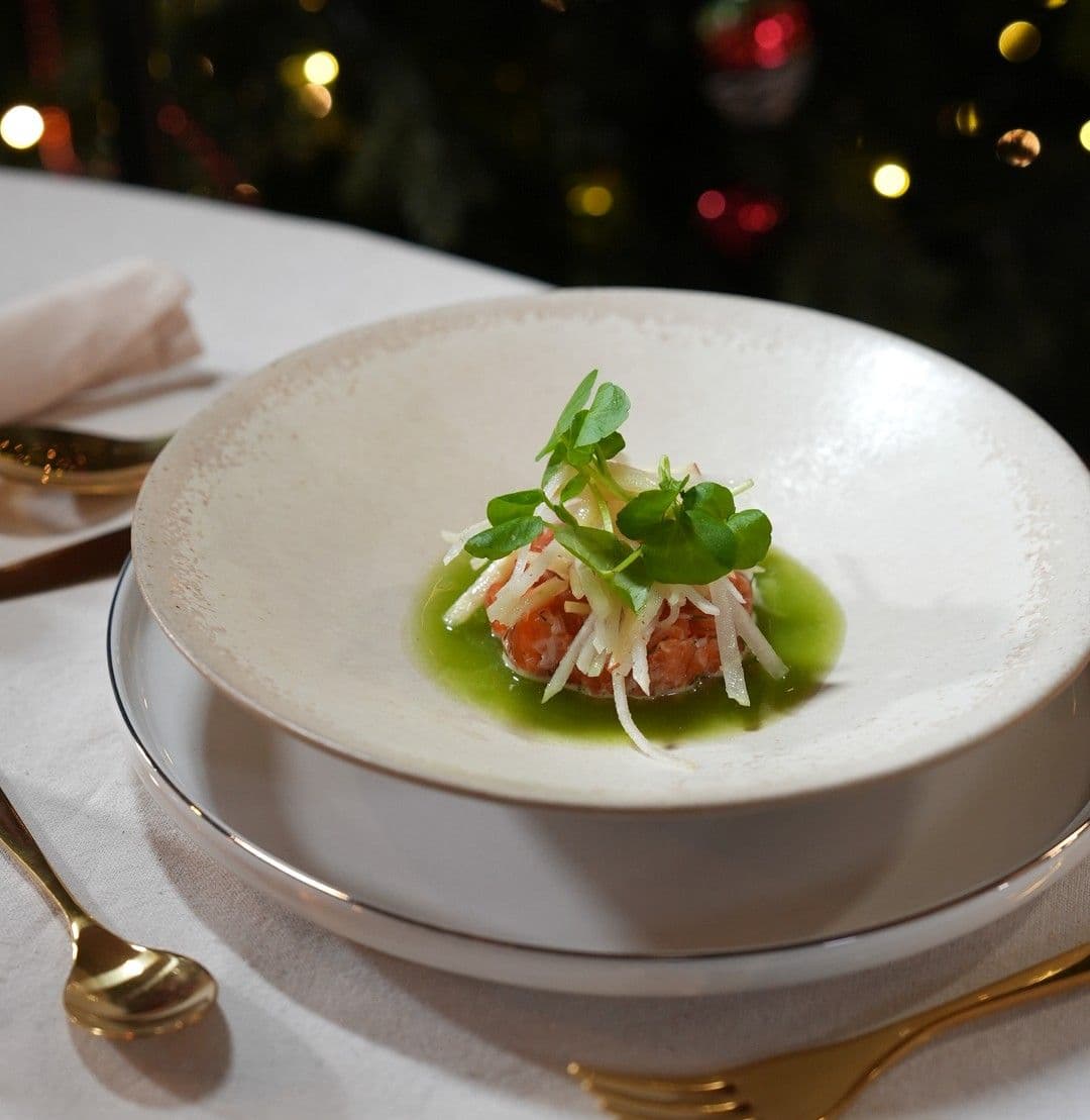 Gemarineerde zalm met koolrabi, jus van komkommer en jalapeño
