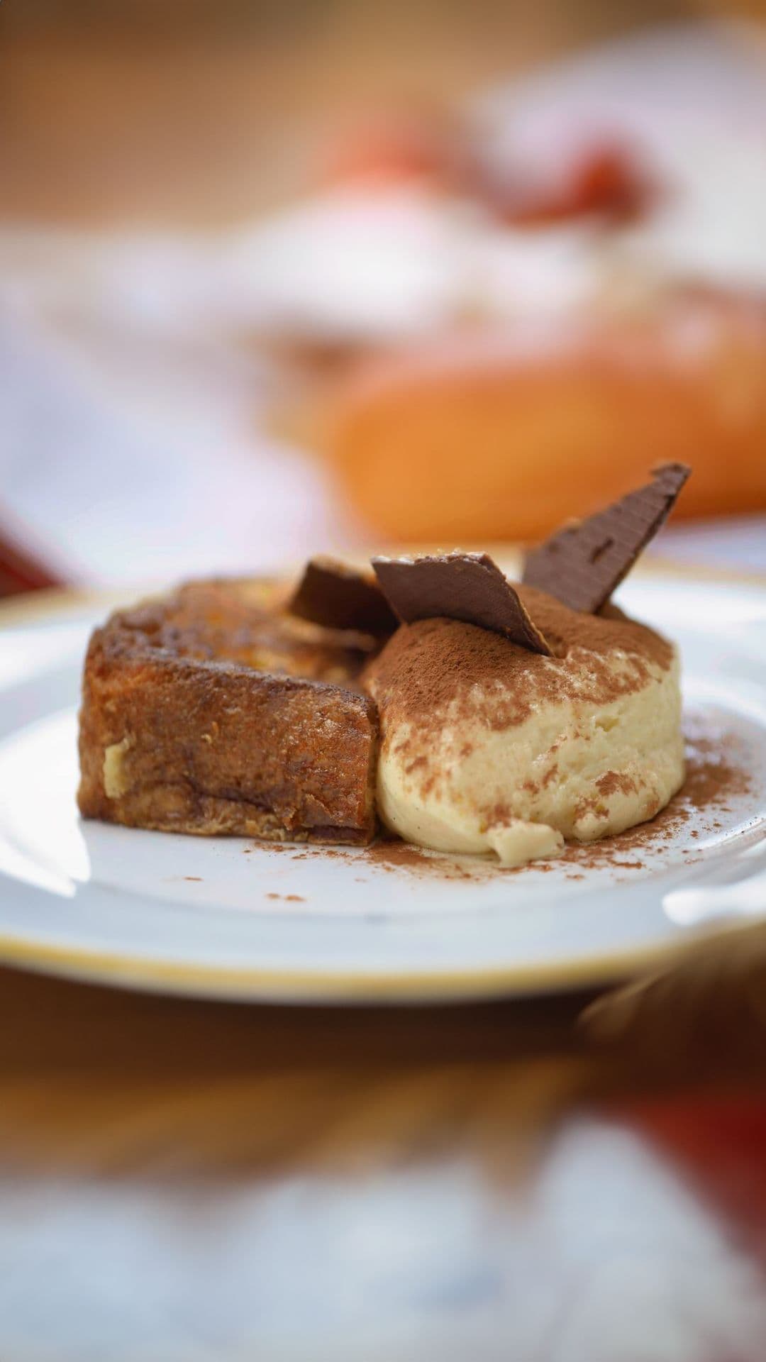 Verloren brood van brioche met amaretto en mascarponemousse met sinaasappel