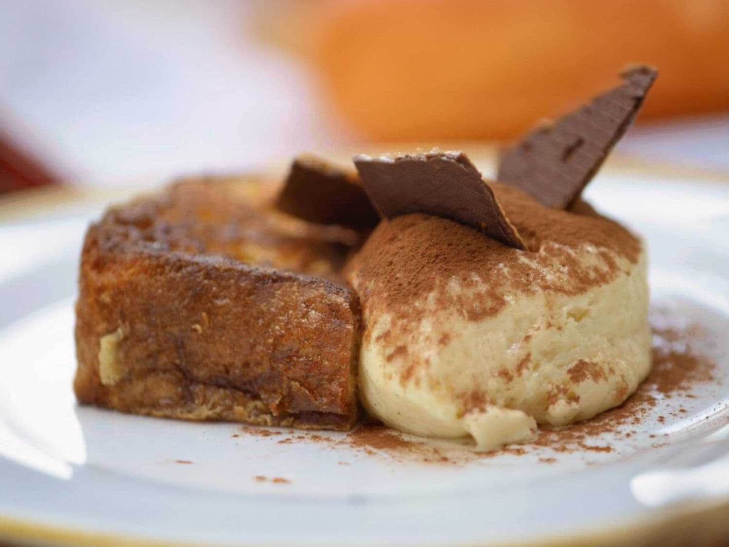 Verloren brood van brioche met amaretto en mascarponemousse met sinaasappel