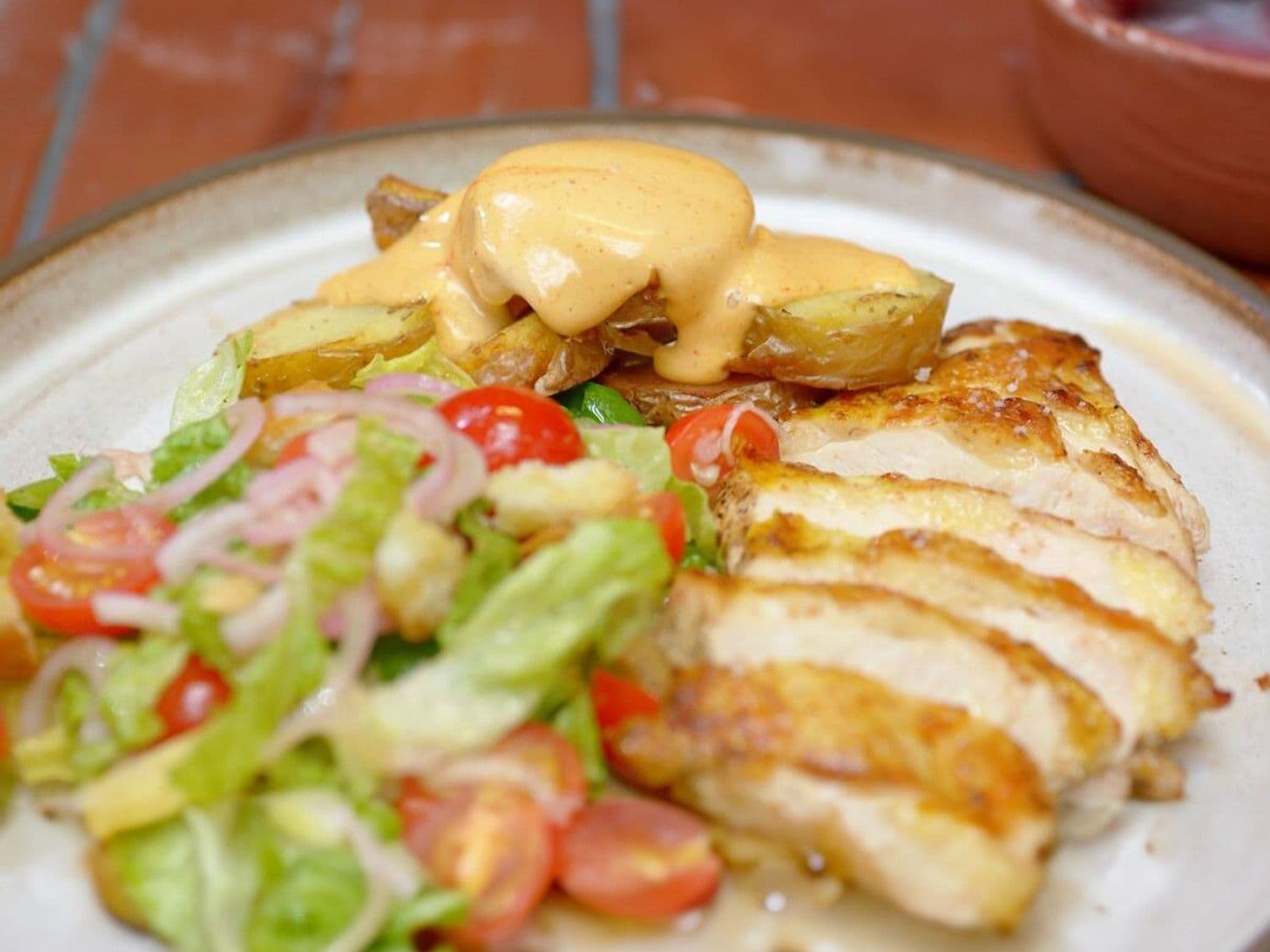 Hoevekip, salade met kerstomaatjes en gebakken aardappel met aioli