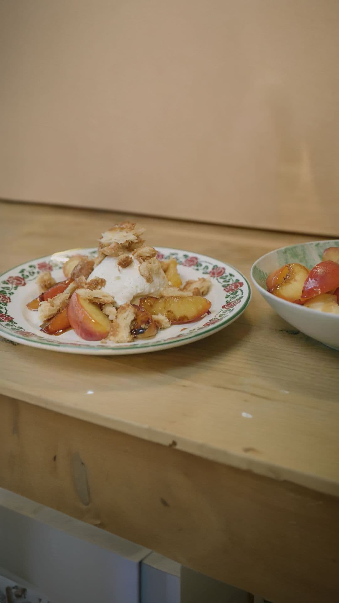 Gebakken perzik met mousse van geitenplattekaas
