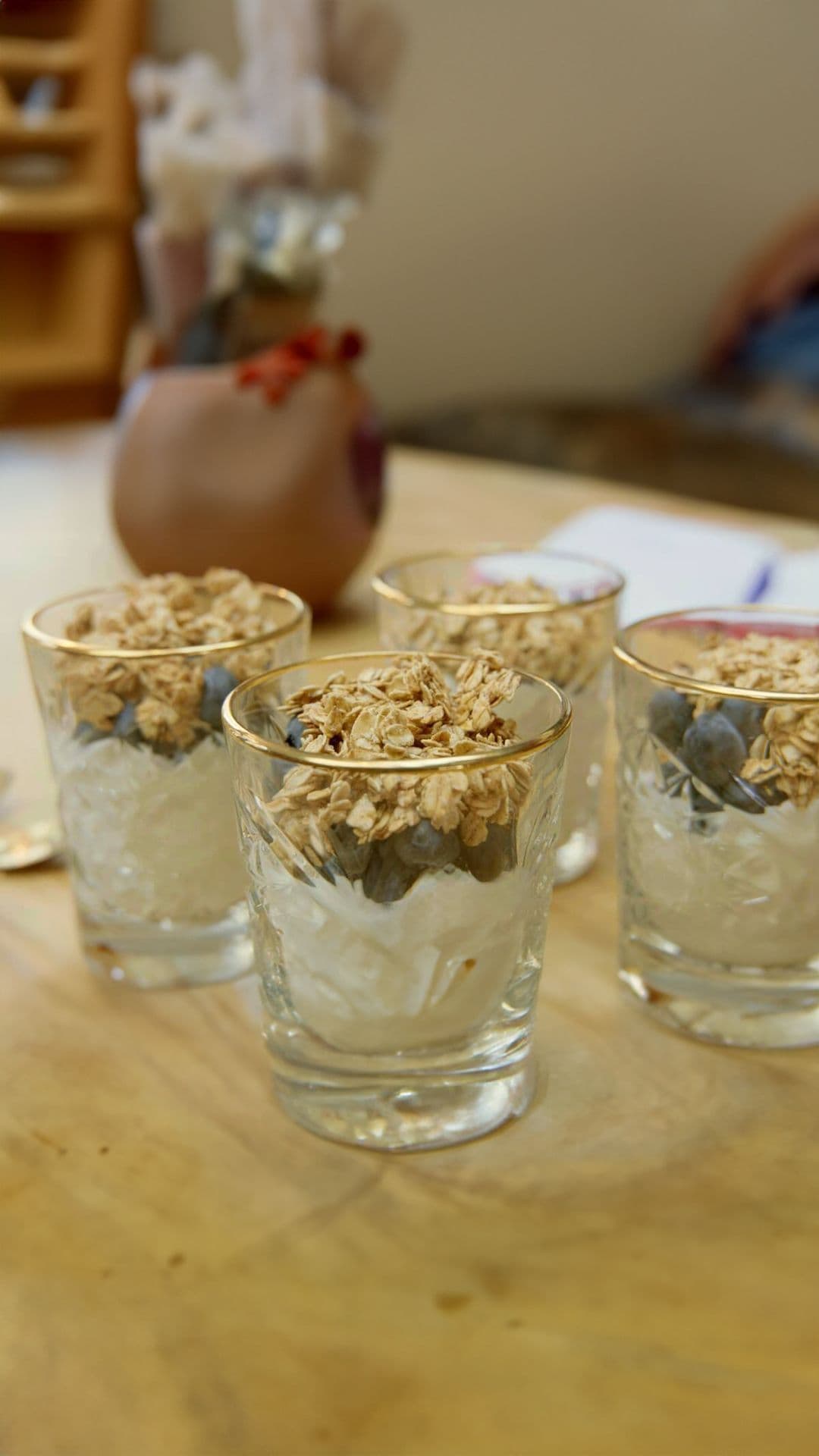 Mousse van schapenyoghurt met blauwe bessen en gepofte haver
