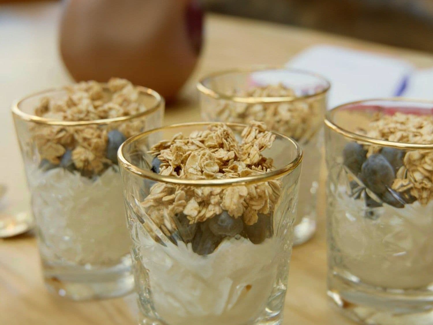 Mousse van schapenyoghurt met blauwe bessen en gepofte haver