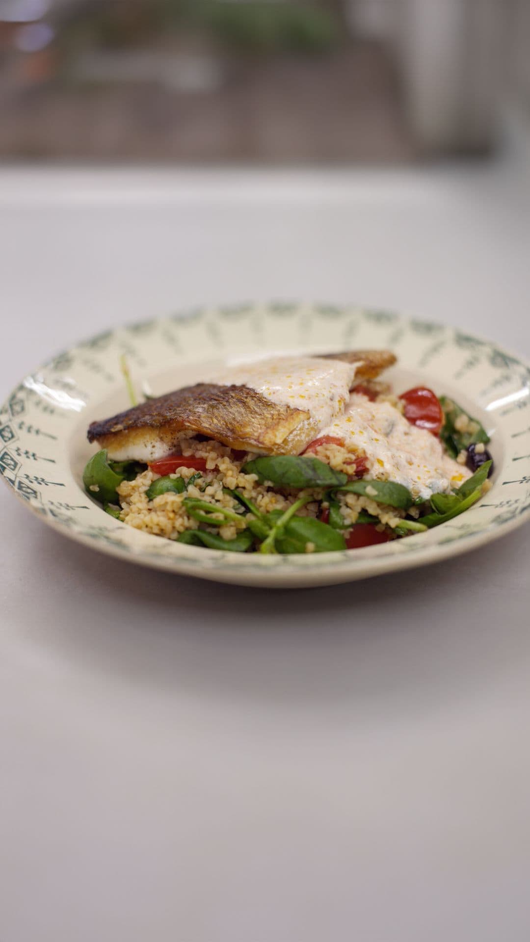 Goudbrasem met bulgur, spinazie en tomaat