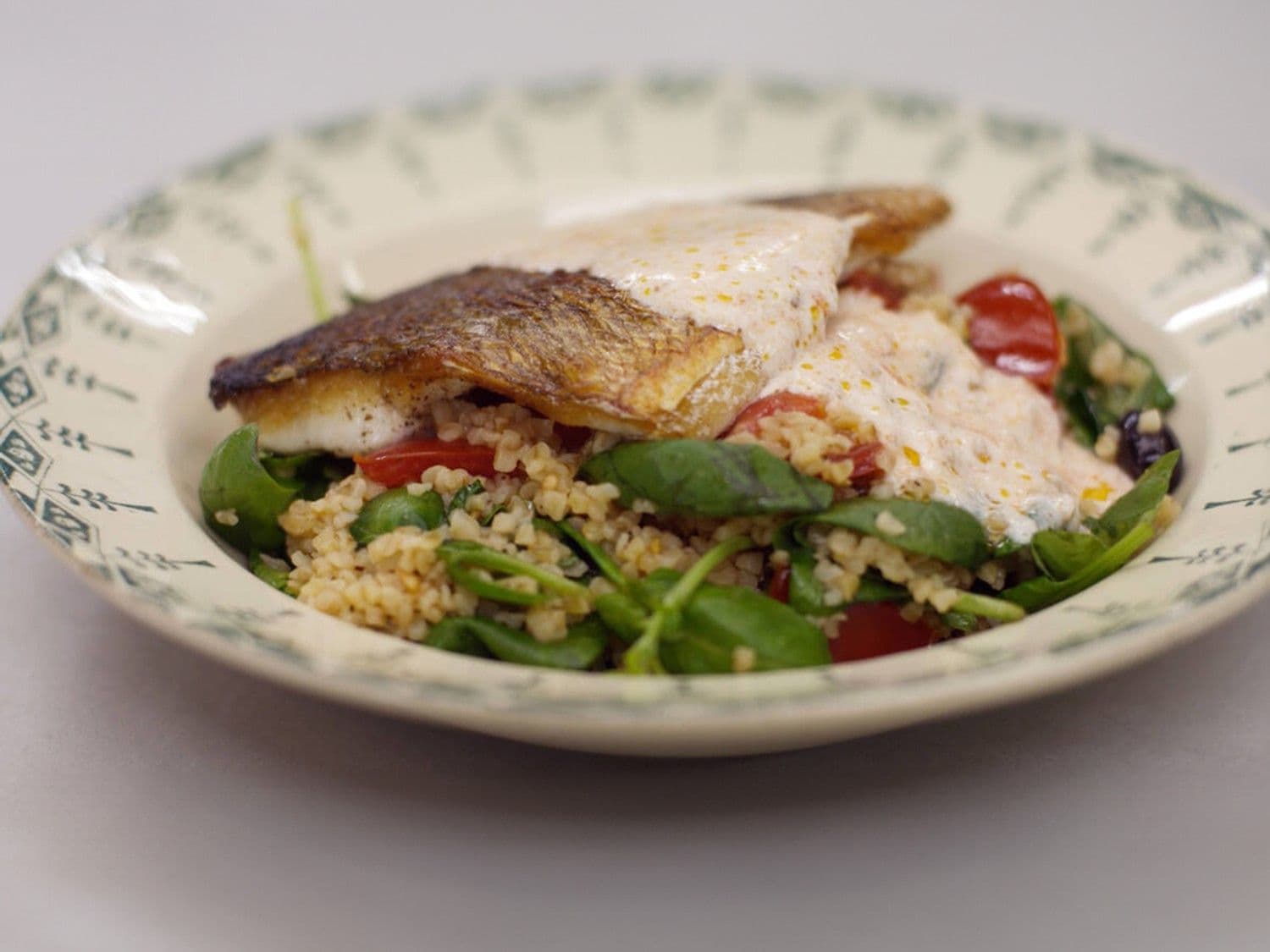 Goudbrasem met bulgur, spinazie en tomaat