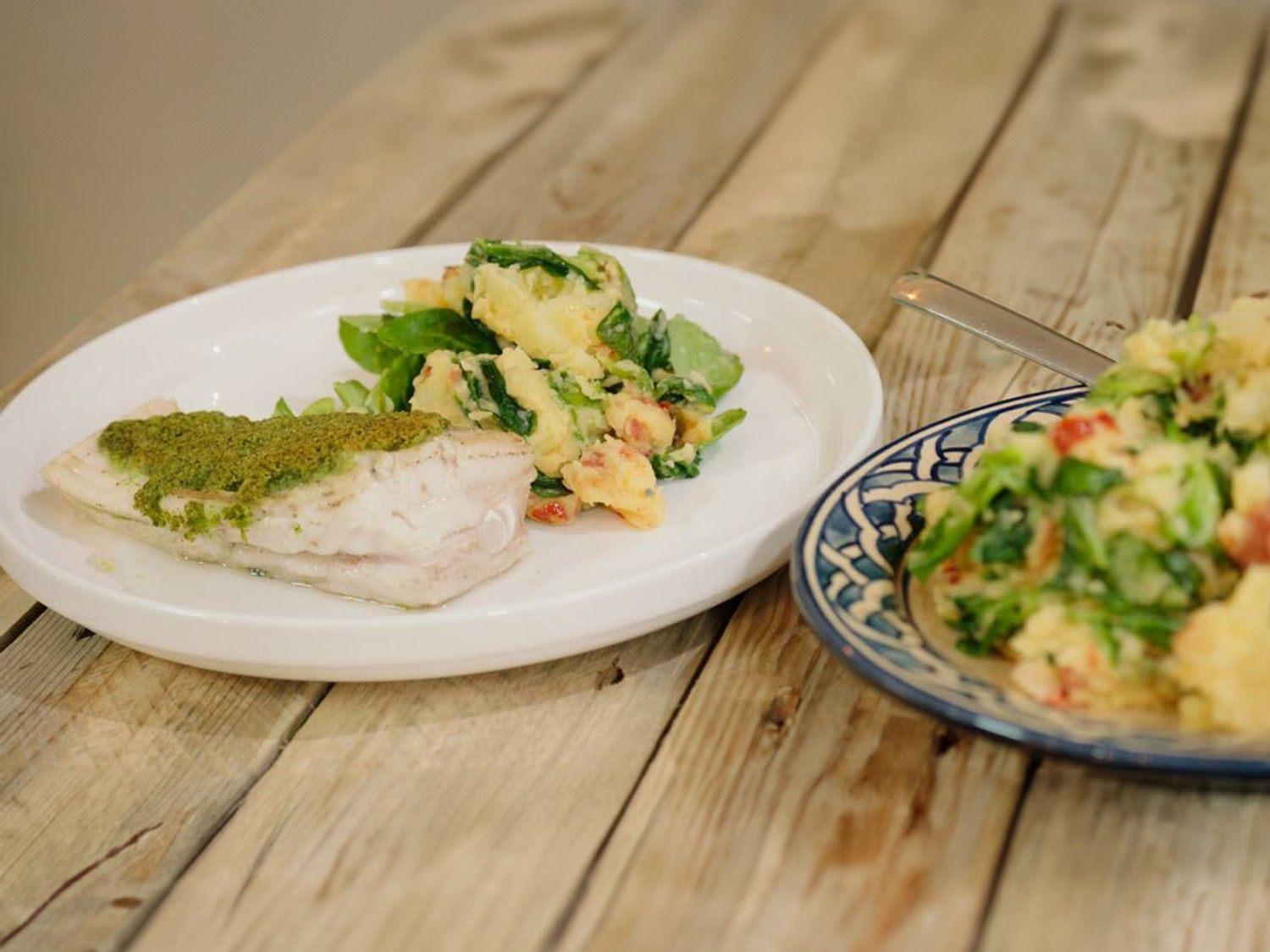 Rog uit de oven en geplette aardappel met zongedroogde tomaten