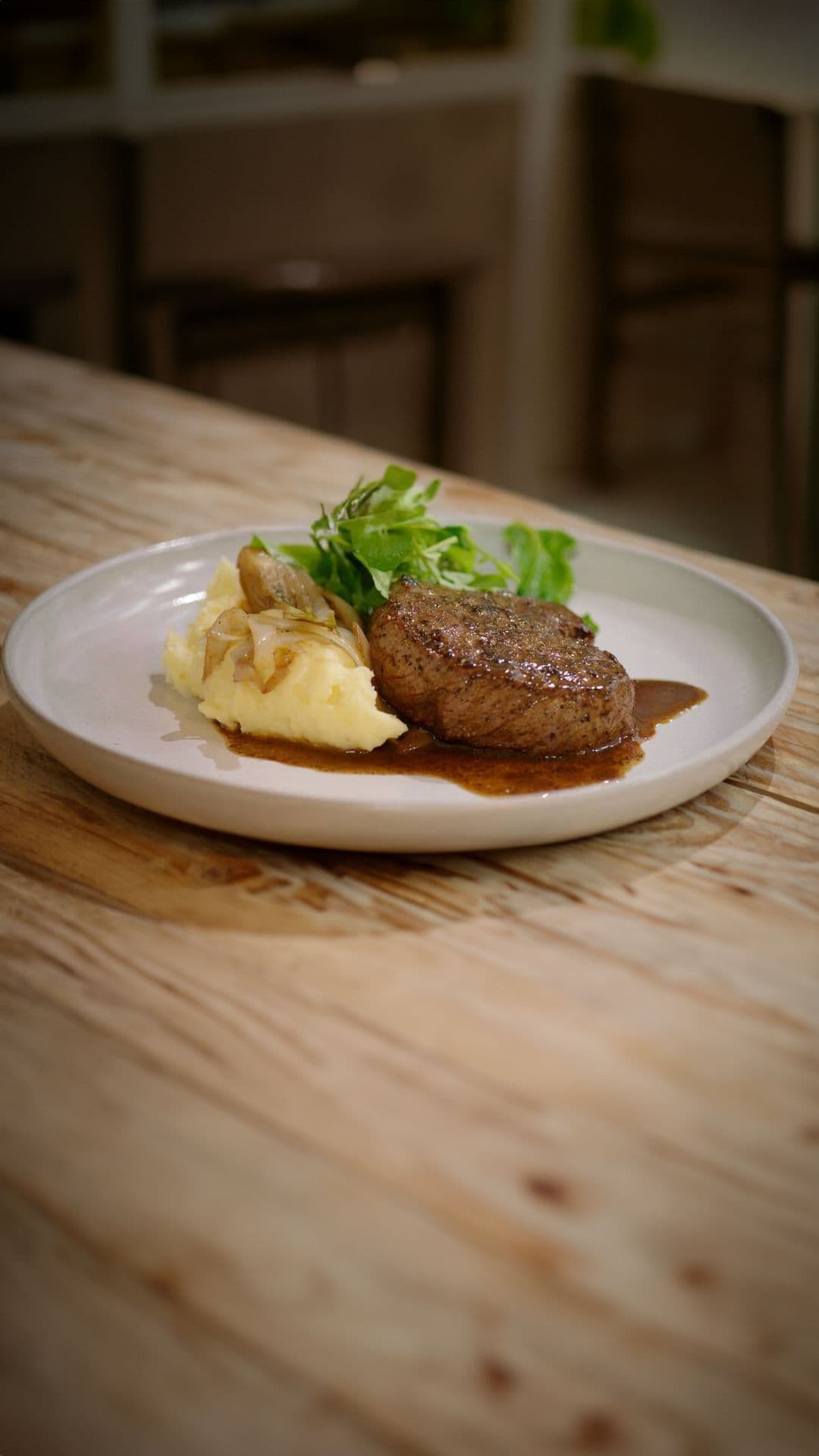 Pepersteak met lookmousseline, zoetzuur witloof en waterkers