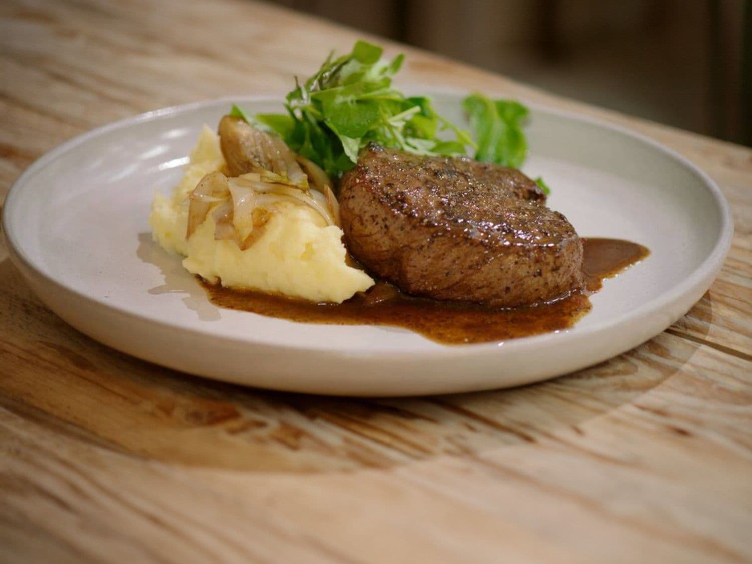 Pepersteak met lookmousseline, zoetzuur witloof en waterkers