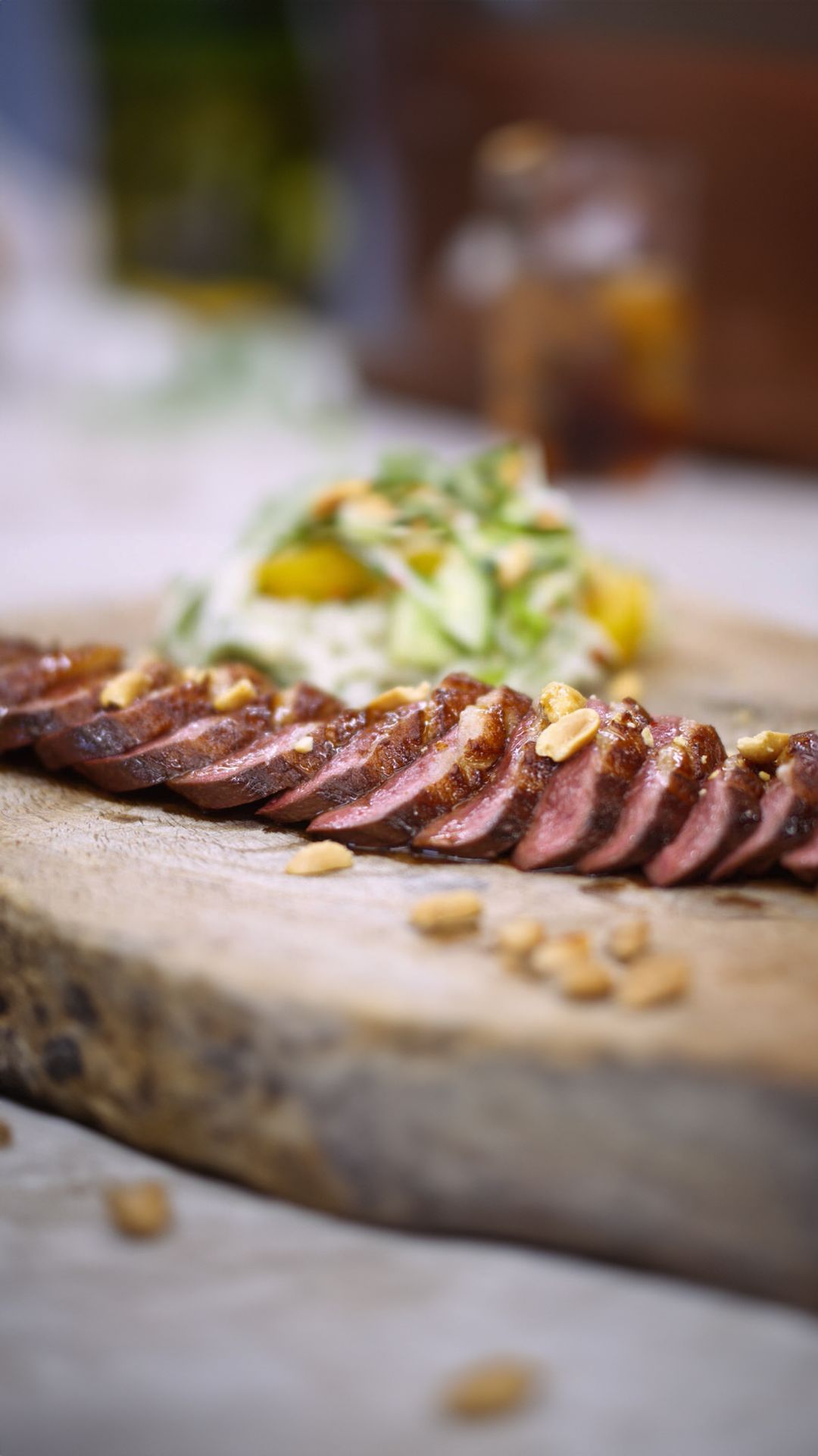 Tataki van eend met een noedelsalade