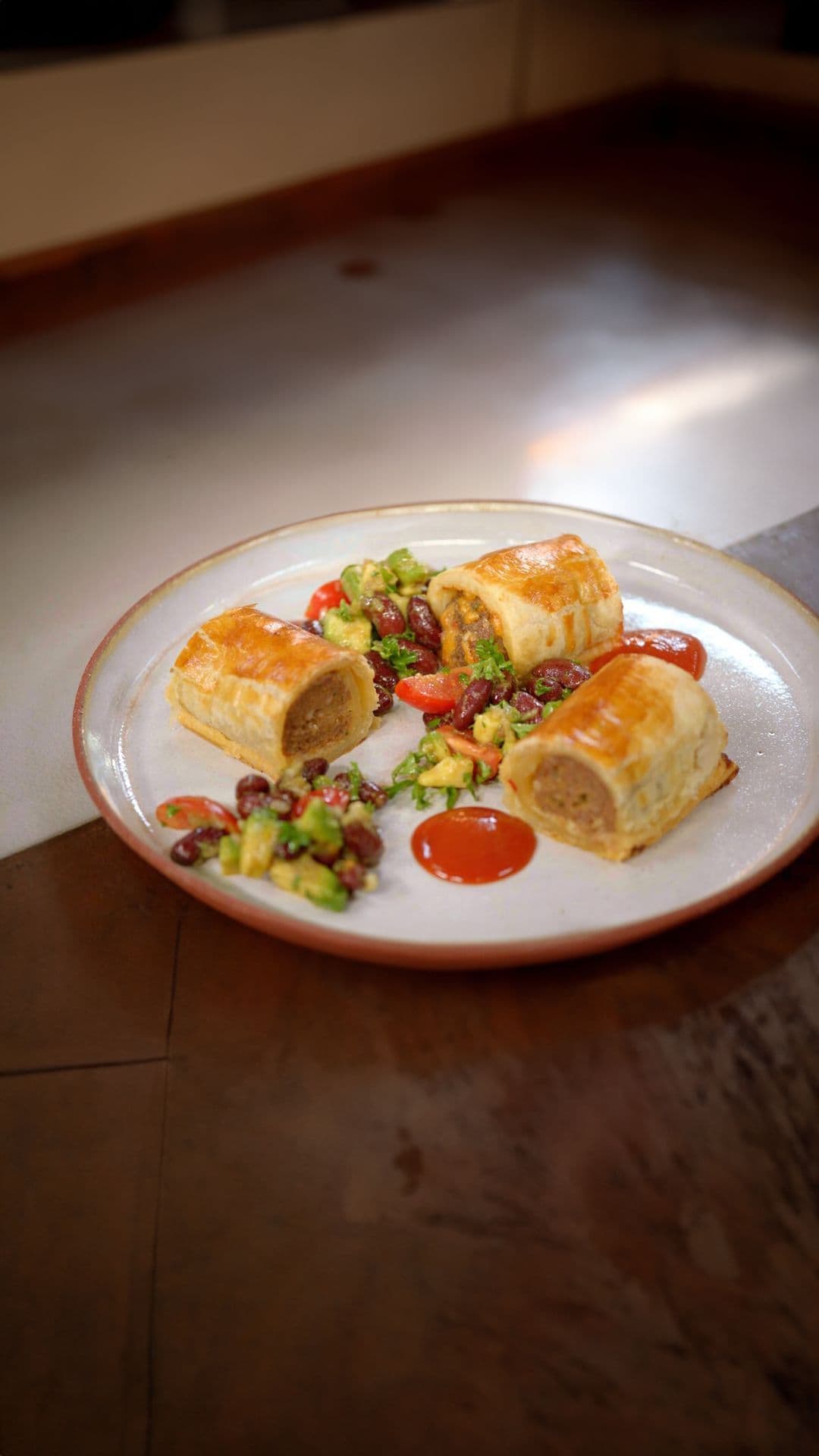Mexicaans worstenbroodje met avocadosalade