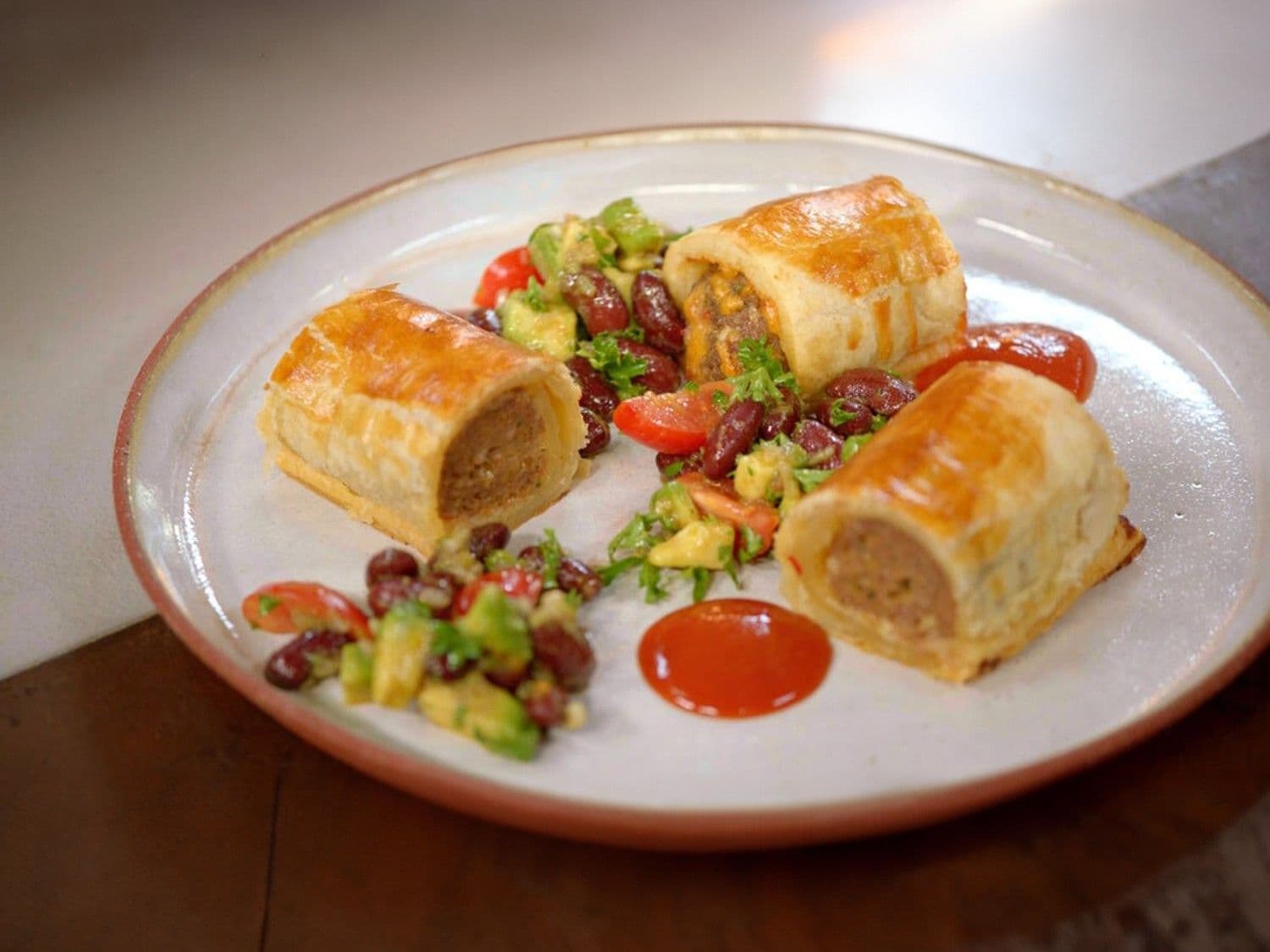 Mexicaans worstenbroodje met avocadosalade