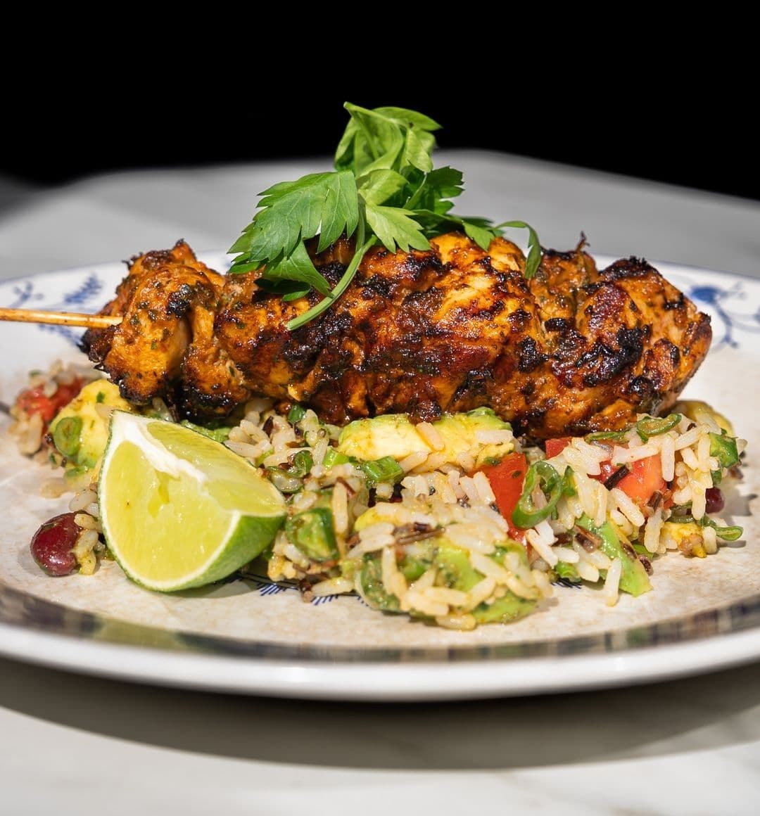 Mexicaanse kippenbrochette met rijstsalade