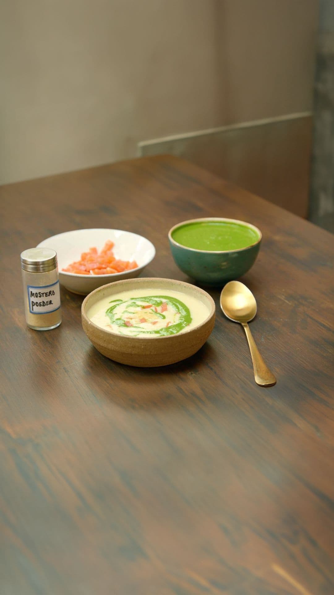 Aardappelsoep met gerookte zalm en peterseliecoulis