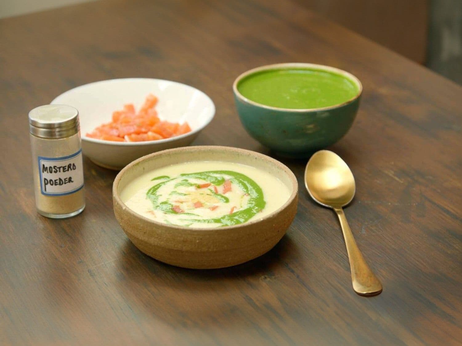 Aardappelsoep met gerookte zalm en peterseliecoulis