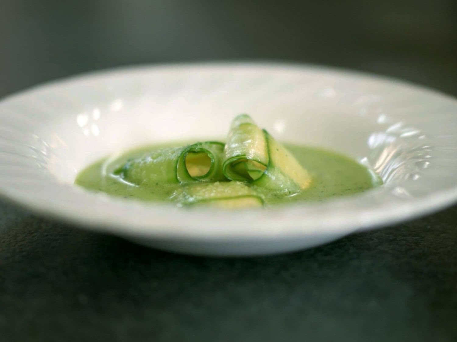 Groene gazpacho met komkommerravioli