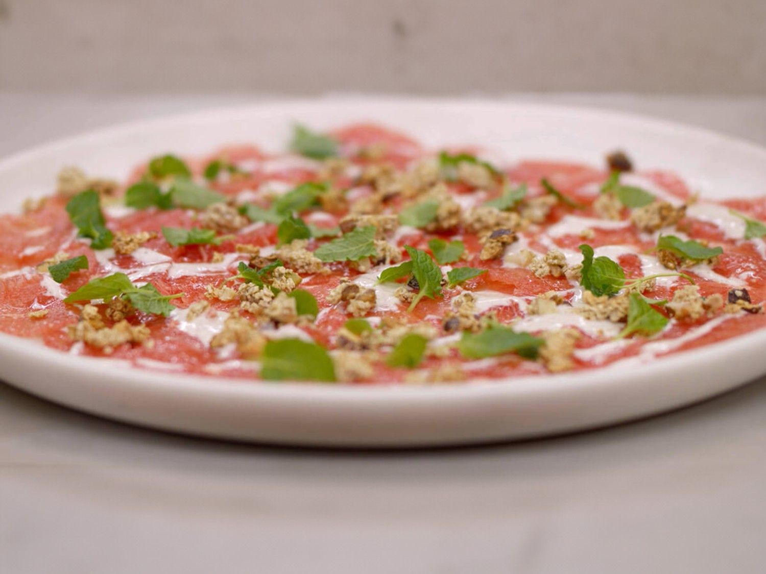 Carpaccio van pompelmoes met notenmuesli