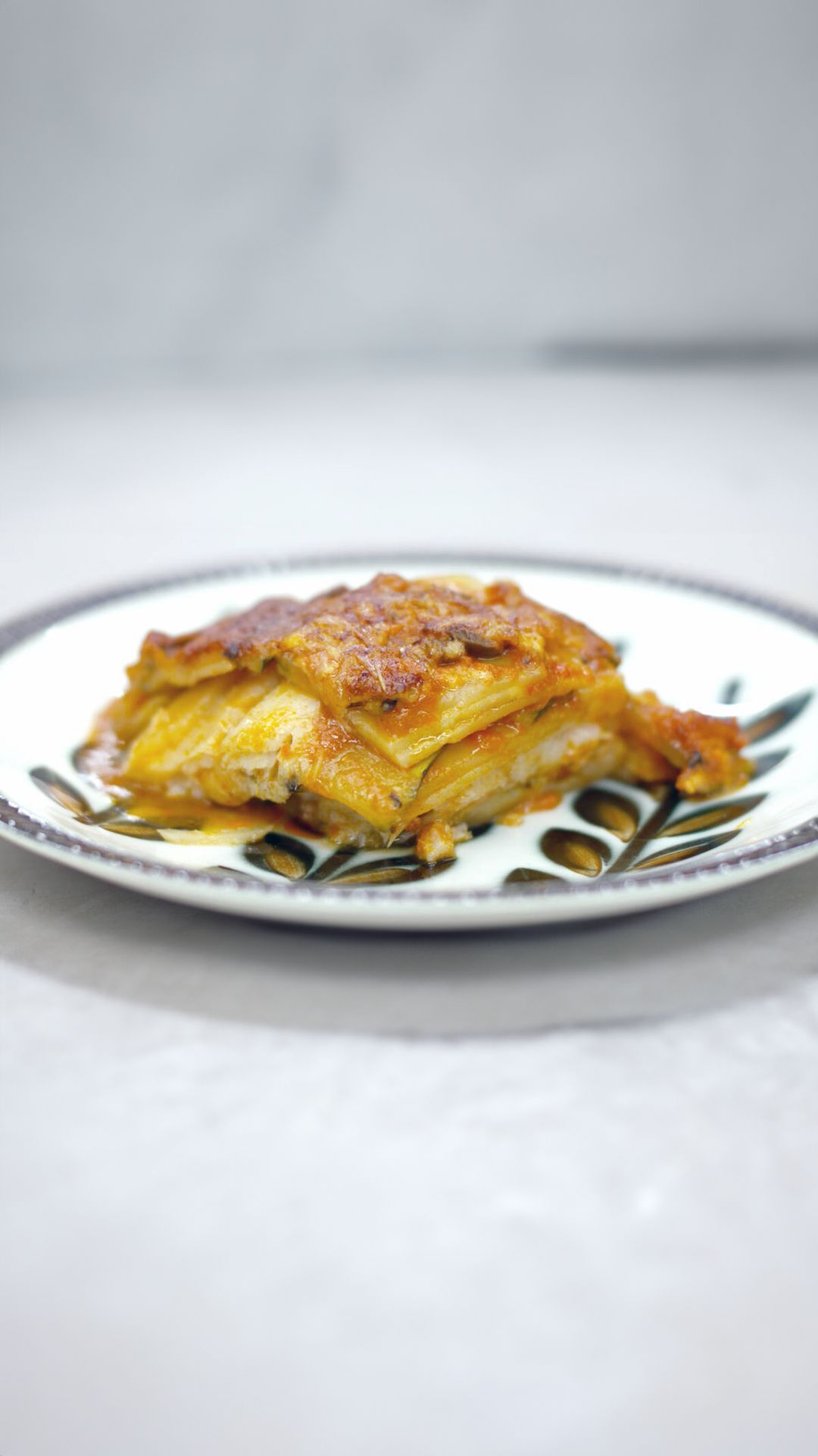 Moussaka van wijting met gegrilde courgette