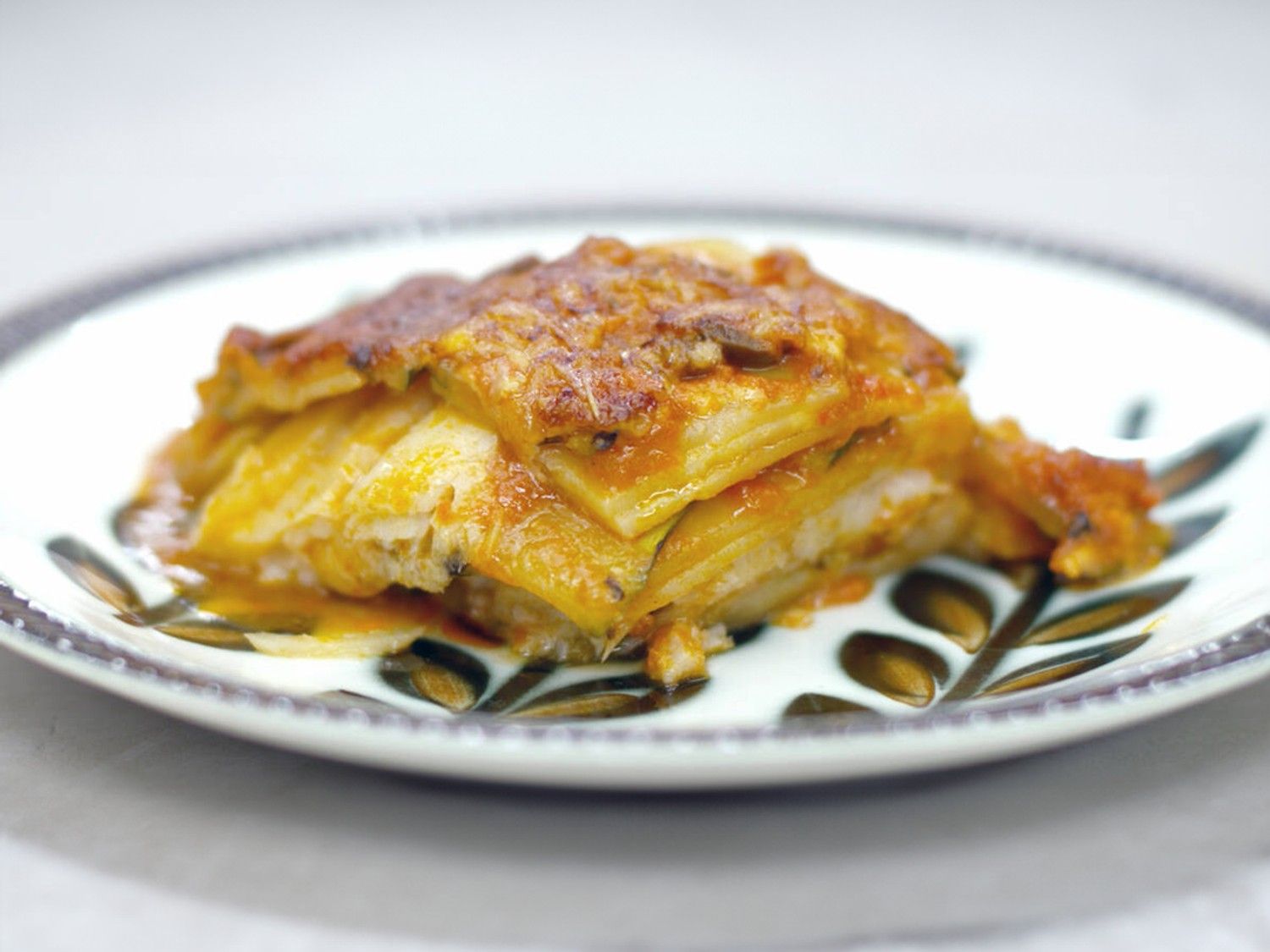 Moussaka van wijting met gegrilde courgette