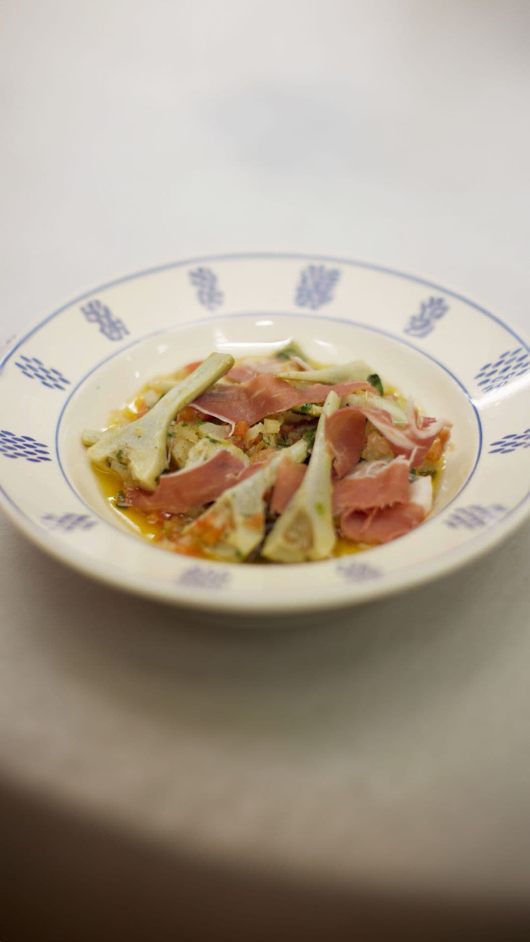 Lauwe artisjokken met jamón
