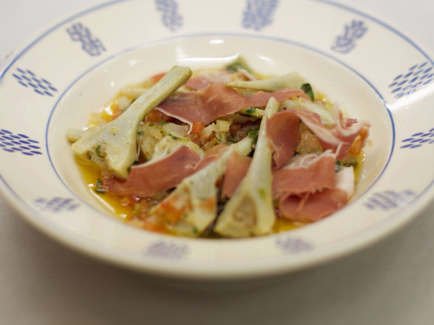Lauwe artisjokken met jamón