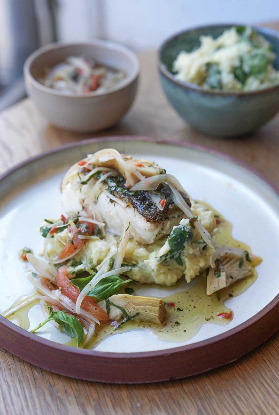Gebakken skrei met kruidenkaaspuree, vinaigrette met tomaat en artisjok