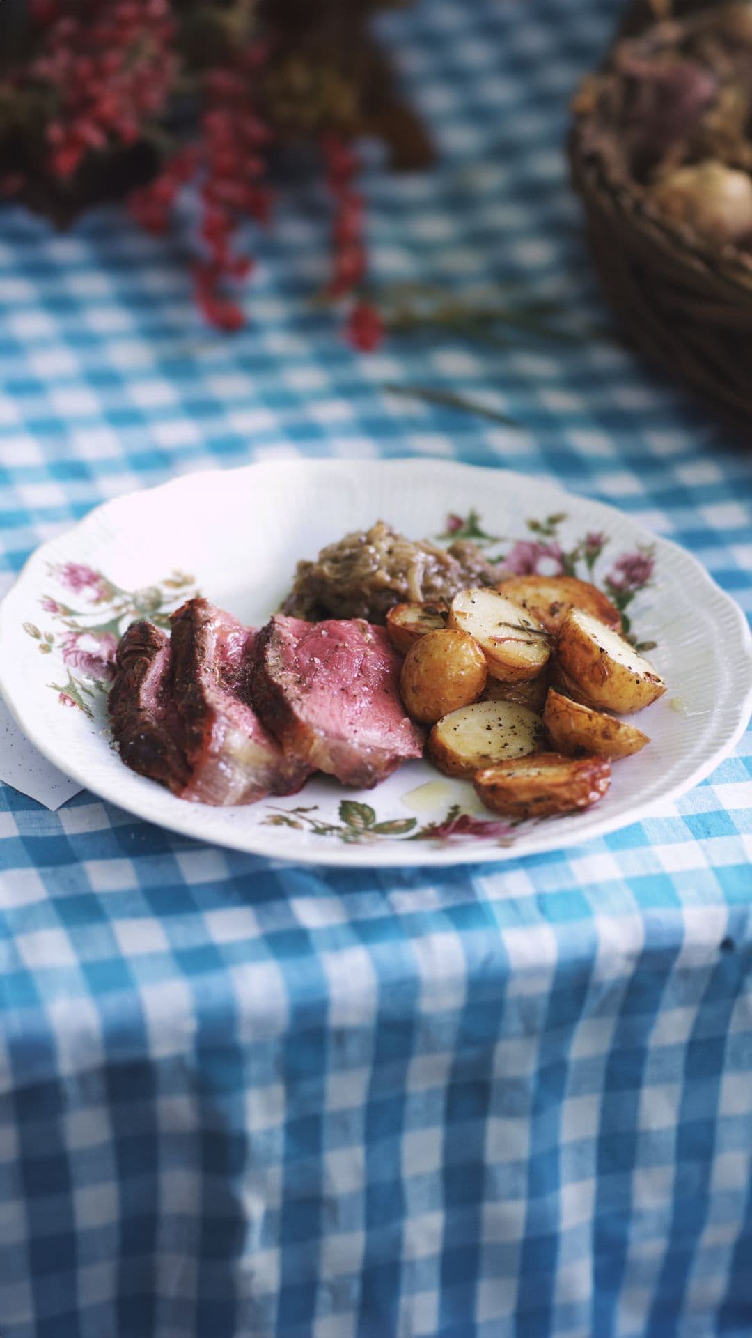 Côte à l'os met geconfijte aubergine op de barbecue