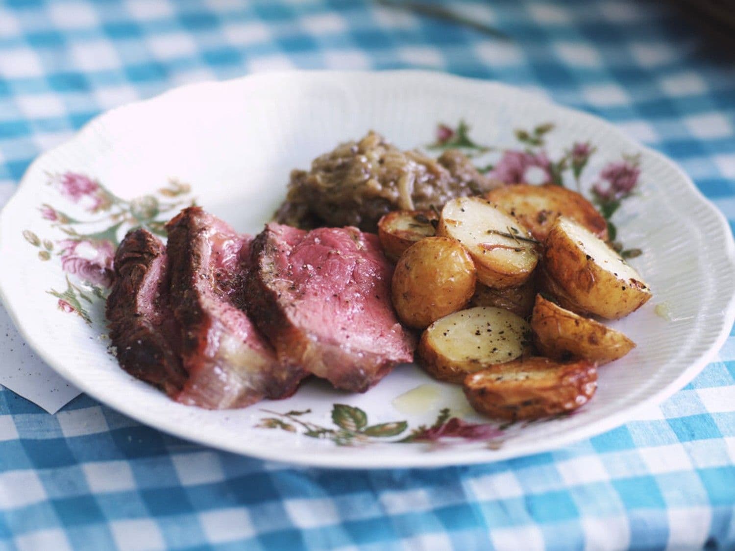 Côte à l'os met geconfijte aubergine op de barbecue