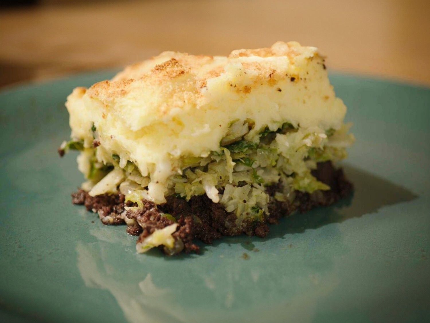 Hachis parmentier met zwarte pens, gebakken ui en groene kool