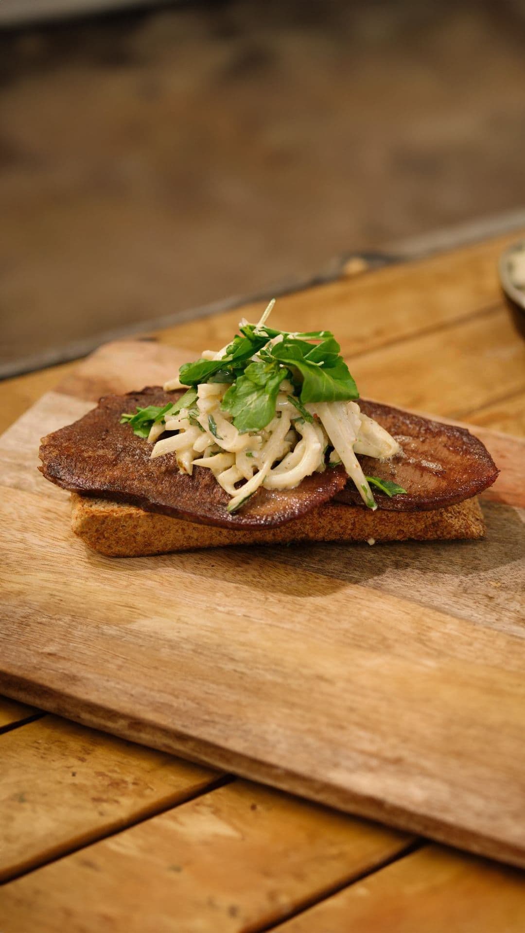 Toast met ossentong, knolselder en mosterdmayonaise