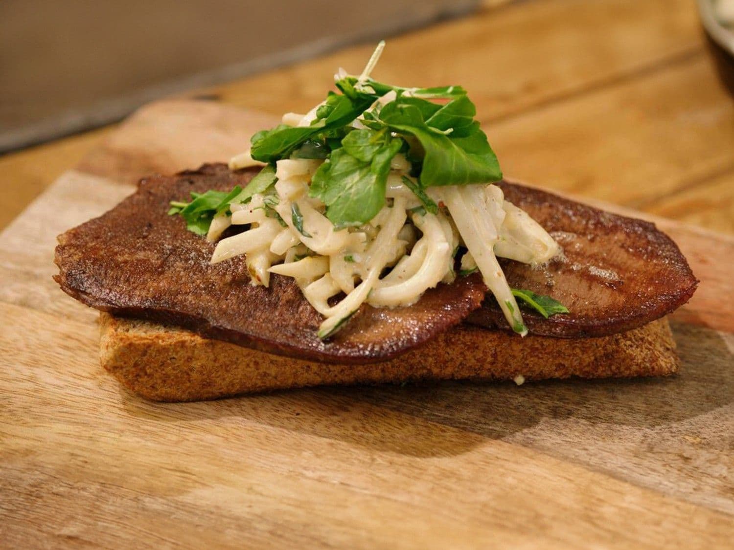 Toast met ossentong, knolselder en mosterdmayonaise