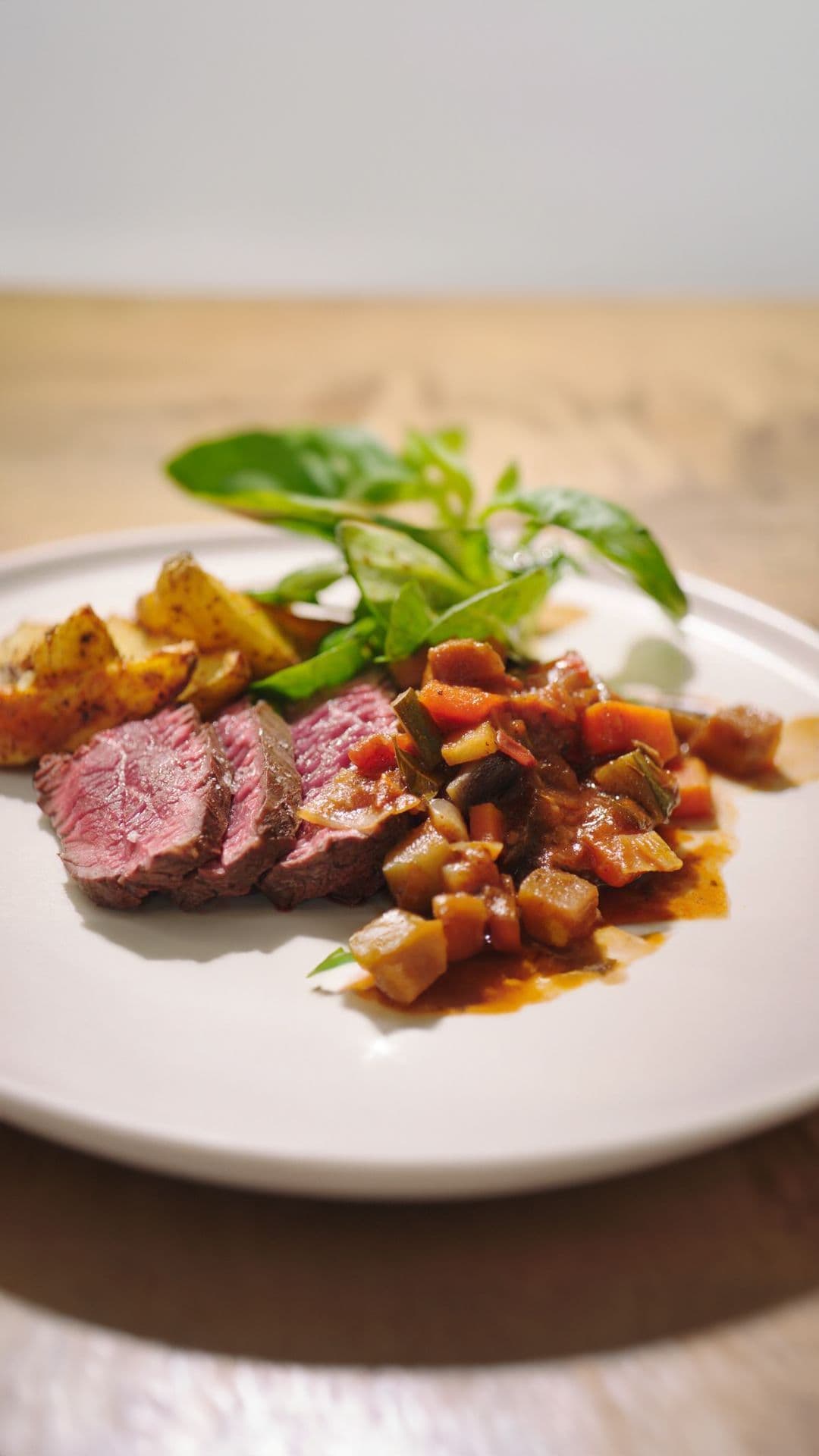 Onglet met Provençaalse saus en aardappelwedges