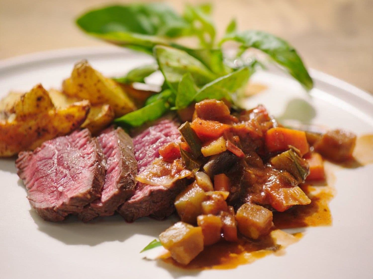 Onglet met Provençaalse saus en aardappelwedges