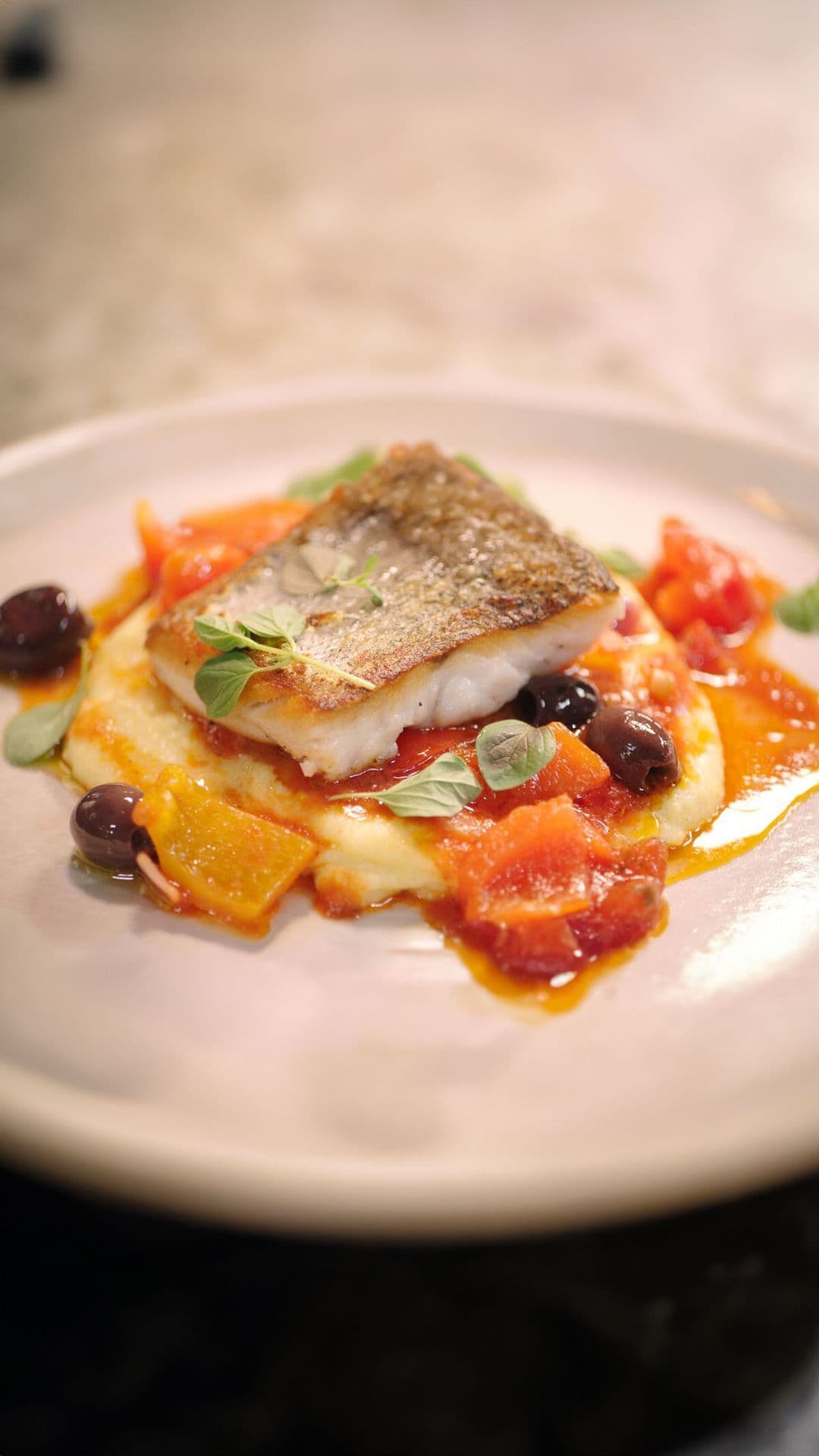 Heek met peperonata en polenta