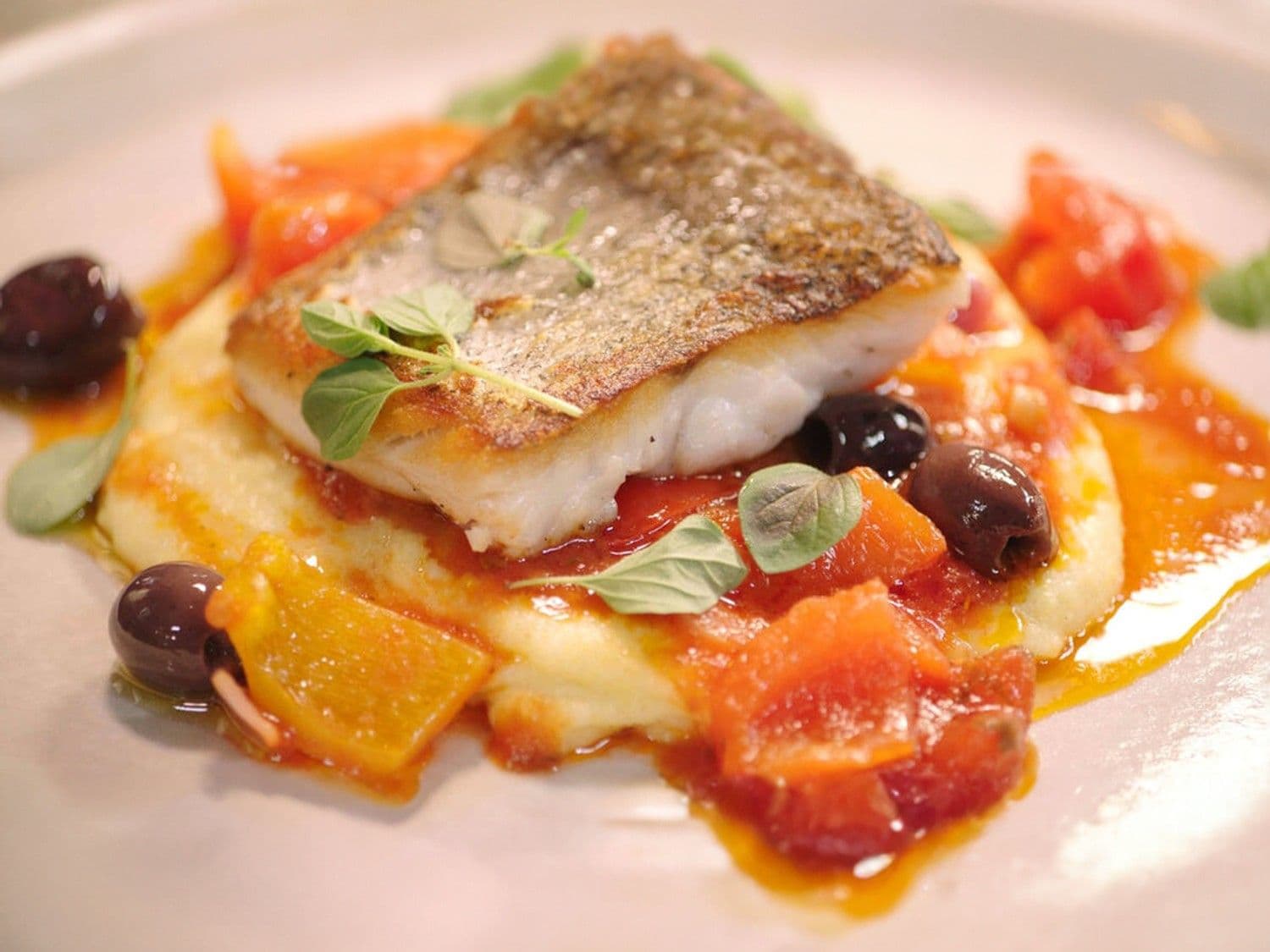 Heek met peperonata en polenta