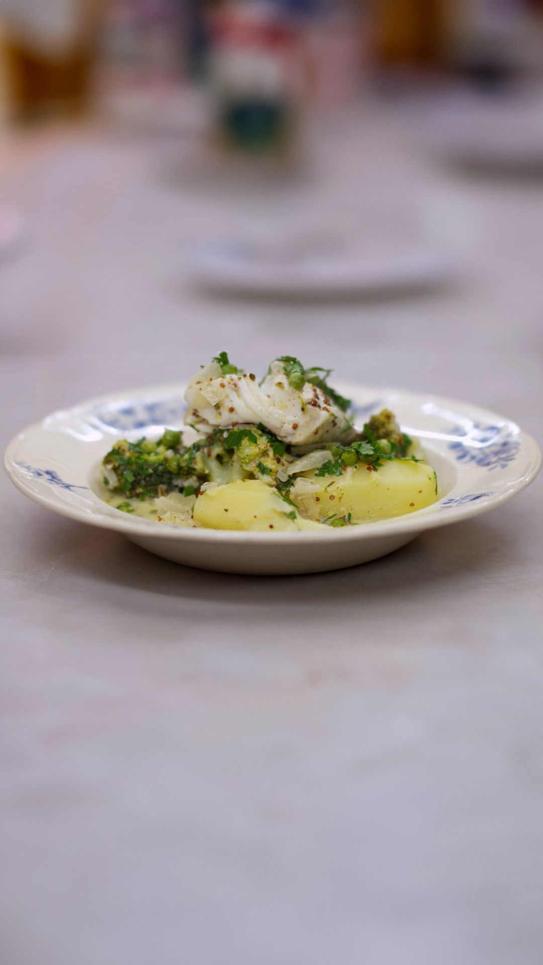 Schelvis met romige broccoli, erwten en aardappelen