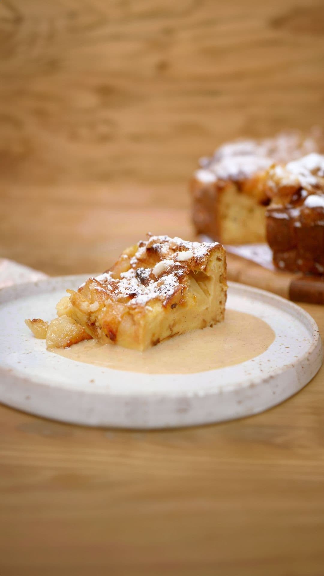 Broodpudding met gebakken appelen en vanillesaus met speculaas