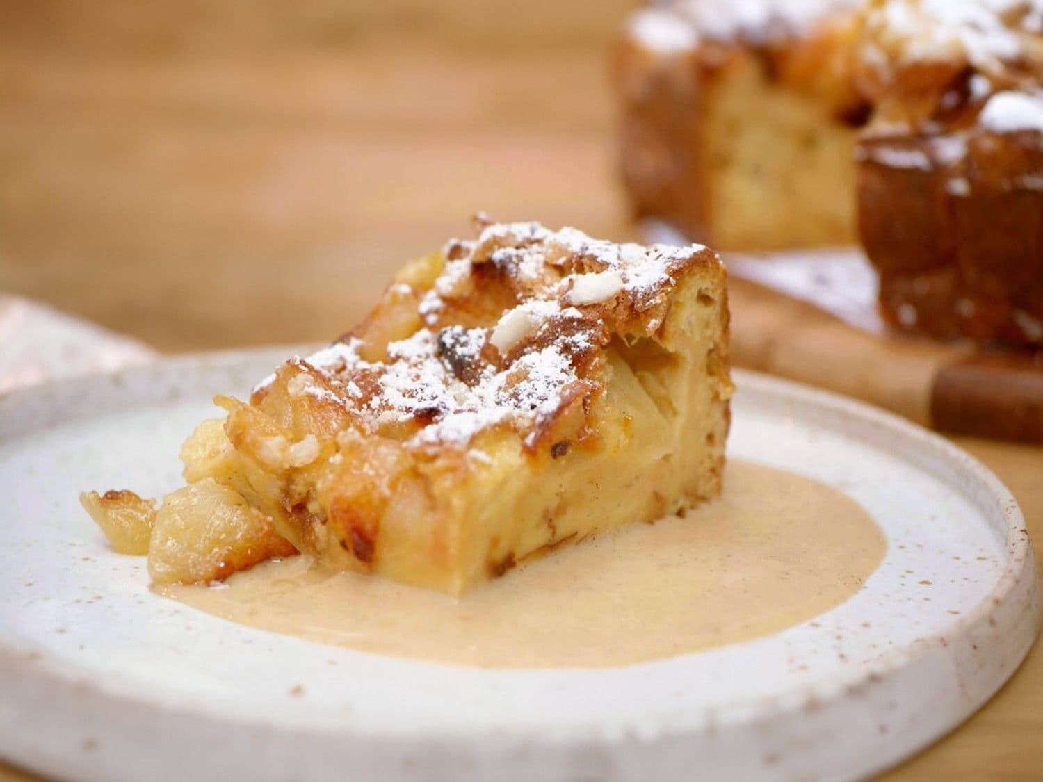 Broodpudding met gebakken appelen en vanillesaus met speculaas