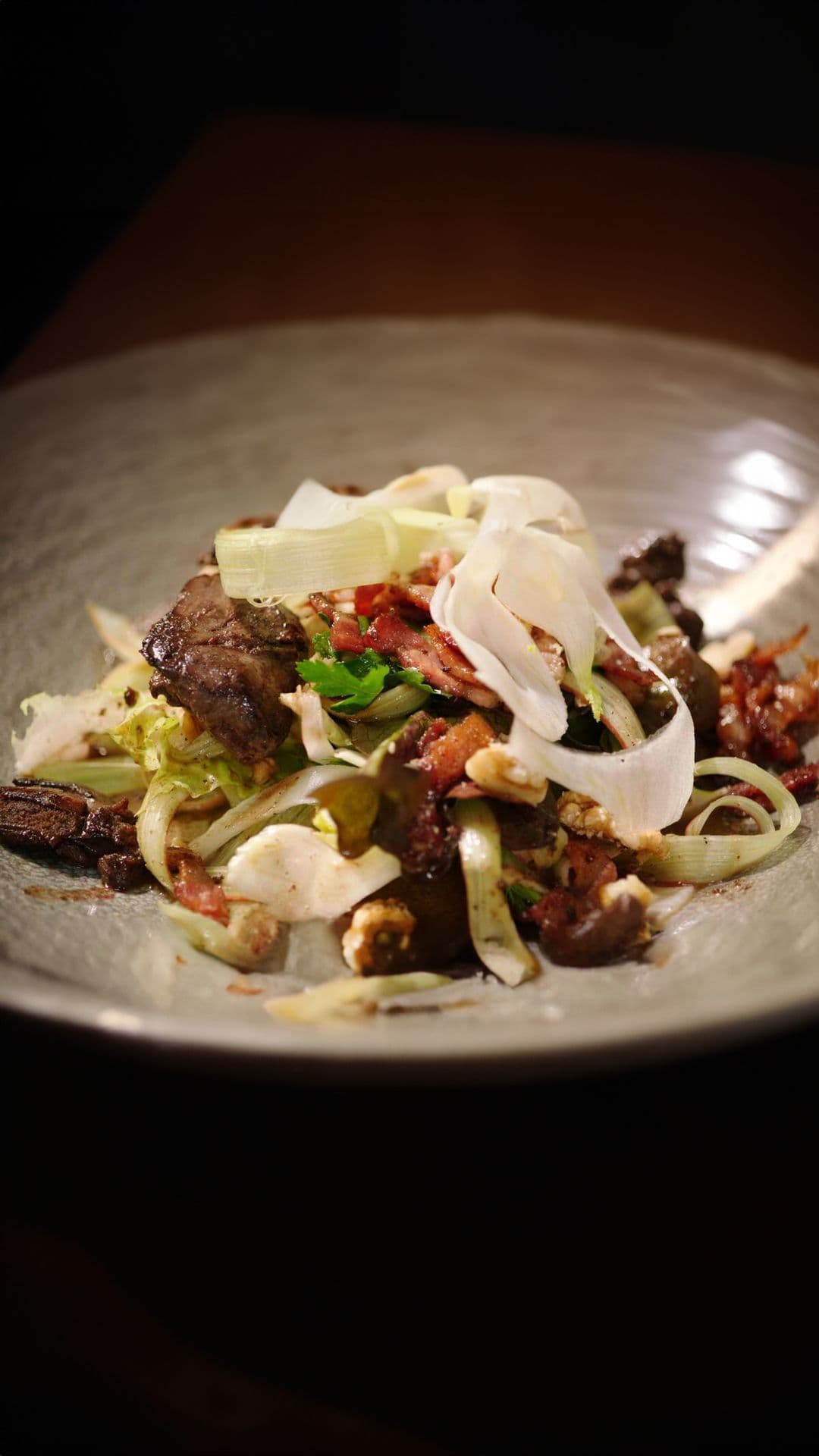 Salade met rabarber, venkel en kippenlevertjes