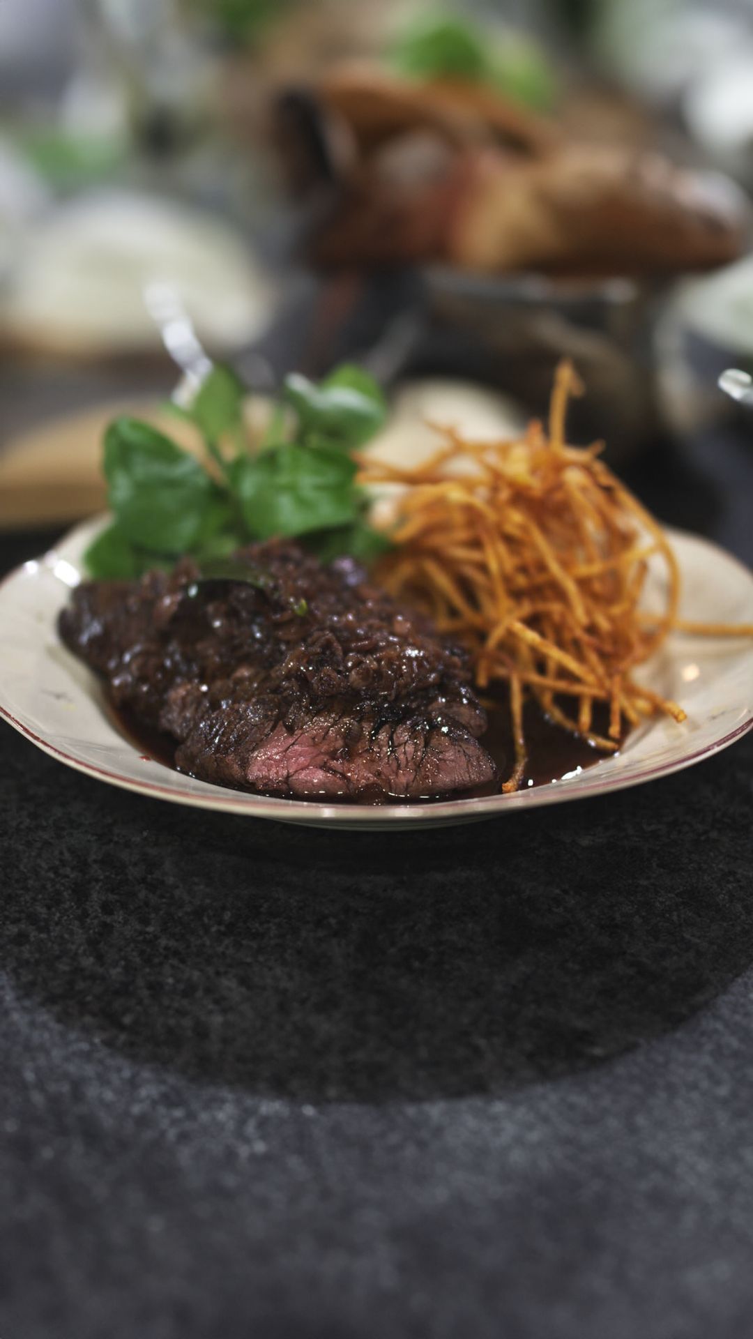 Onglet à l'échalote met waterkers en pommes allumettes