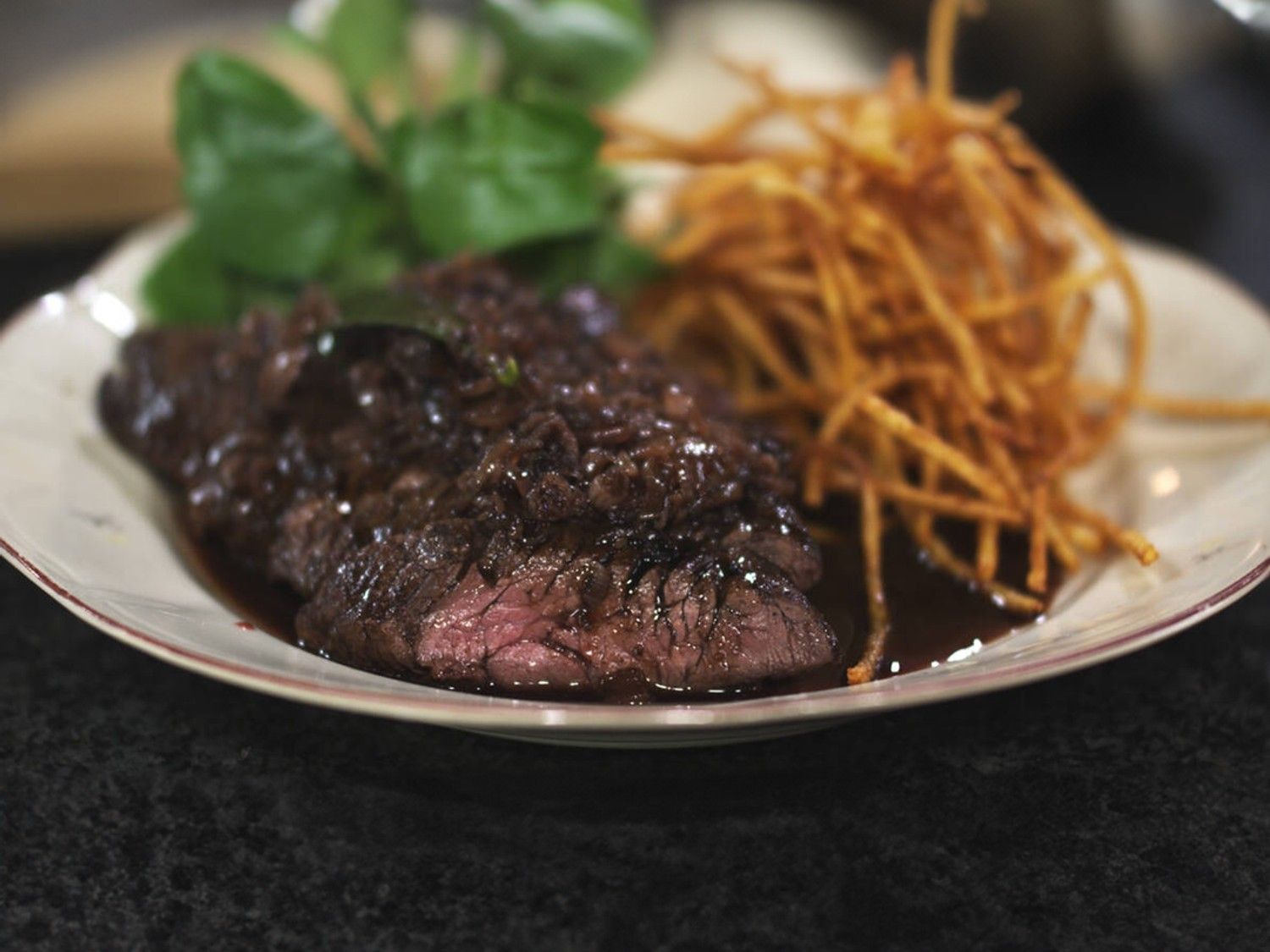 Onglet à l'échalote met waterkers en pommes allumettes