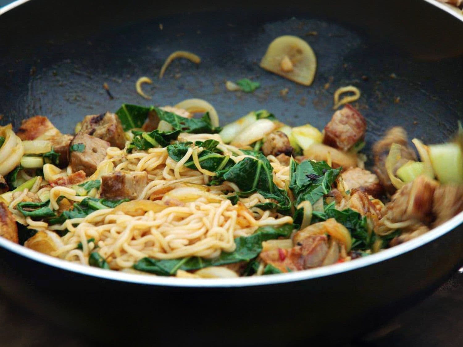 Noedels met paksoi en restjes BBQ-vlees