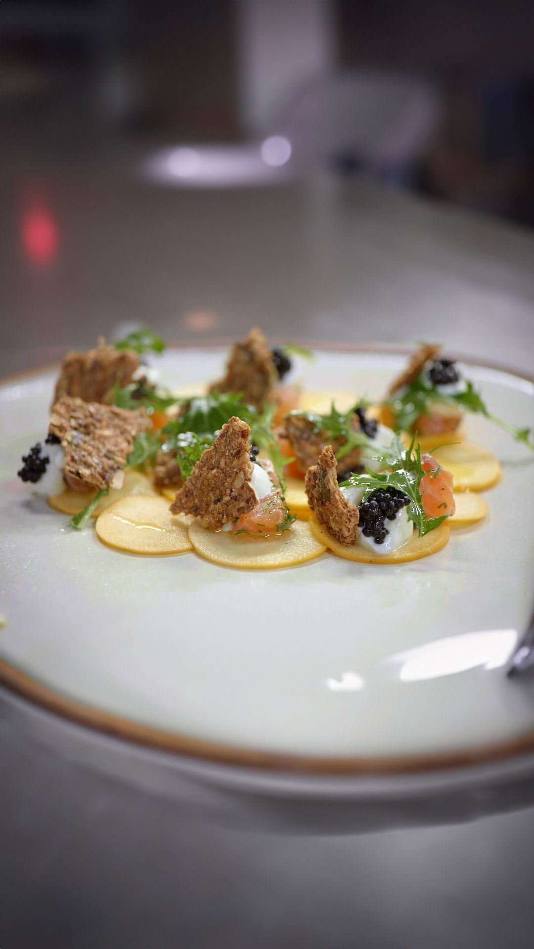 Carpaccio van raapjes met gemarineerde zalm en crème van geitenkaas