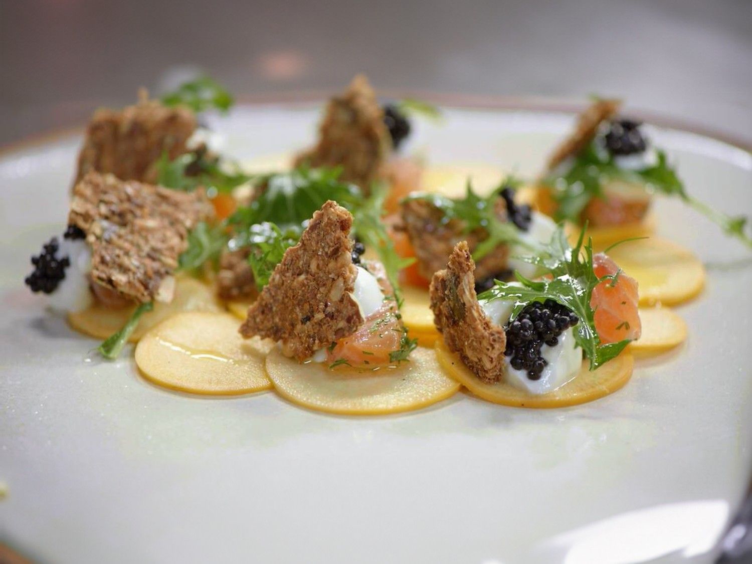 Carpaccio van raapjes met gemarineerde zalm en crème van geitenkaas